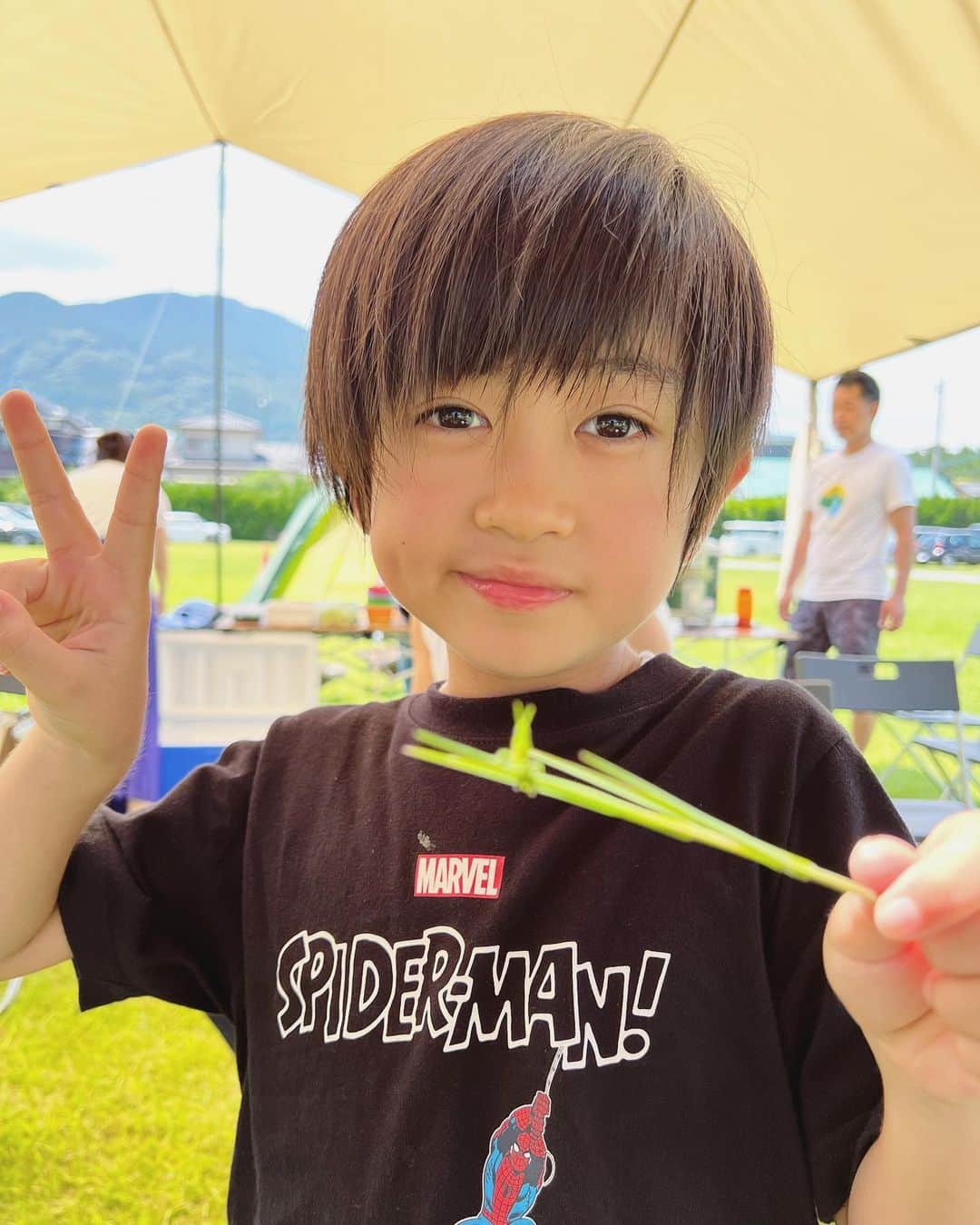ryo0809appleのインスタグラム：「Memories of Summer Vacation in July * * * 小2の夏休みは、いつもお世話になってる @sense_of_nature_jp のキャンプからスタート！ 今回は親子キャンプだったので、私も一緒に参加させてもらったけど、小学生の時以来のテント泊は思ってた以上に快適で楽しい❗️ 学校の仲良しのお友達と一緒で、終始全力で遊んでたから最終日後半は電池切れしてたけど😂 普段参加してる子どもキャンプでのレオが垣間見れたし、私も色んな体験が新鮮で、リフレッシュさせて貰えて充実の1泊2日でした🏕 * * そして、7月最後の週末は、学校の仲良しの女の子友達と夜須高原へ。 これまた小学校の林間学校以来の懐かしの場所😂 遊具も水遊びも出来て、体力有り余ってる子ども達にピッタリでした😁 * * * 8月に入り夏休みも後半戦。 ガンバルゾー💪🏼 * * * #memoriesofsummer  #summervacation  #小2男子  #夏休み #宿題まだ終わってない  #instakids」