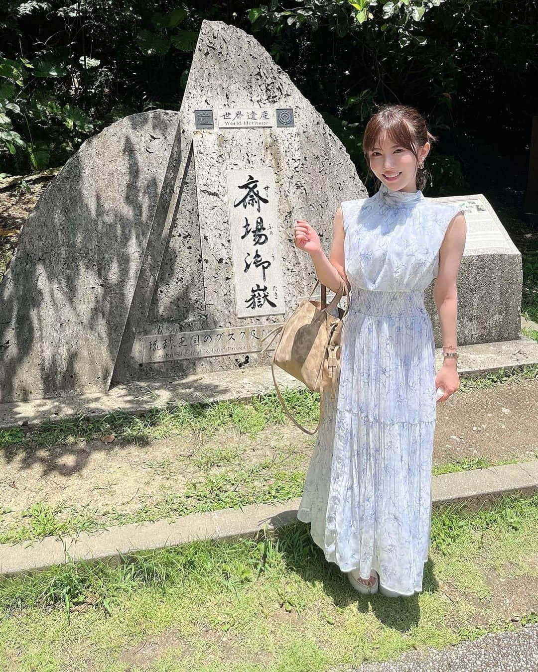 望月りさのインスタグラム：「人気のパワースポット🌺 パワーチャージ🧘🏻‍♀️ #斎場御嶽」