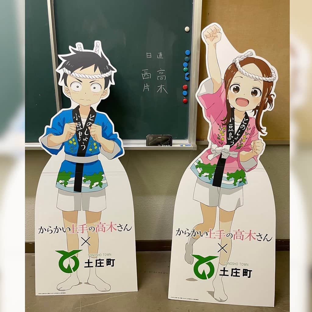 高橋李依さんのインスタグラム写真 - (高橋李依Instagram)「📷2022.8.7 ⁡ ⁡ 第40回小豆島まつり 『からかい上手の高木さん』 アニメイベントに お邪魔させていただきました！ ⁡ * ⁡ なんと今年のお祭り会場では、 アニメと同じような配置で 提灯を飾ってくださったとのこと！ 🏮🏮🏮🏮🏮🏮🏮🏮🏮 ⁡ 一斉に点灯された時は 「アニメで見た夏祭りだ……！」 なんて感動で。 ⁡ ずっとずっと忘れたくない景色でした。 ⁡ なんだか、どこか 記憶の中にあった夏祭りというか。 ⁡ 出身ではない私にとっても “地元の夏祭り”のようで、 ⁡ 大切な人たちと過ごす “夢のような時間”を体感し、 私、今青春してるなぁって 思っちゃいました☺️ ⁡ ⁡ * ⁡ 衣装はゆいこりーと一緒に浴衣👘🌟 ⁡ 今回のお祭りのポスターにもある、 二期の作中で高木さんが 着ていたものをイメージした クリーム色がベースの浴衣。 ⁡ 帯も同じく赤にしていただいて、 極め付けは髪飾り！🍎 ⁡ ⁡ アニメ二期の夏祭りに、 西片が高木さんに プレゼントしたあの かんざし(風ブックマーカー)です。 ⁡ 個人的に 物を見て思い出が蘇ることも多いので、 ⁡ 高木さんはもちろんのこと、 私にとってもこのかんざし(しおり)が 夏祭りの思い出トリガーになりそうです♪ ⁡ * ⁡ ステージでは、 小豆島や高木さんのお話🗣 梶さんからのメッセージ✉️ 高木さんの台詞披露🫣 ゆいこりーと歌唱🎤 小豆島の皆様からのプレゼント🎁と、 トピックスが本当にたくさん！ ⁡ ⁡ オリーブで作られたリースをいただき、 小豆島描き下ろしの高木さんとお揃いで テンション上がっちゃいました🥰🫒 ⁡ ⁡ Twitterにも #小豆島まつり や #高木さんめ で 感想やレポートを書いて下さっている 方がいらっしゃったので、 眺めて見ては思い出に浸っています☺️🙏 ありがとう！ ⁡ ⁡ * ⁡ そして改めてお礼を。 ⁡ ⁡ まずはご参加くださった 高木さんが大好きな皆様。 ⁡ お天気にたいへん恵まれた中 お時間を割いていただき 本当にありがとうございました。 ⁡ 体調は如何でしょうか？ どうかこの後も、 水分や栄養をしっかりとって お身体大切になさって下さいね。 ⁡ ⁡ 次回もしまた大規模に開催できた際は、 皆様の負担が少しでも減るよう、 各分野でしっかりと活かして参ります。 ⁡ たくさんのご協力、 本当にありがとうございました。 ⁡ * ⁡ このお祭りを開催するにあたって、 足掛け数年、念願の日だったと聞きました。 ⁡ 小豆島の皆さまにとっても 高木さんが大切な作品だったということ。 ⁡ そして、高木さんを好きでいる我々のことも 温かく歓迎して下さったこと。 ⁡ ⁡ こうして繋がれたご縁が、 この先も続いていくことを願っております！ ⁡ ⁡ ⁡ ⁡ #声優 #高橋李依 #りえりー服 #からかい上手の高木さん #高木さんめ #小豆島 #小豆島まつり #衣装 #styling #浴衣」8月8日 14時55分 - riery_syame