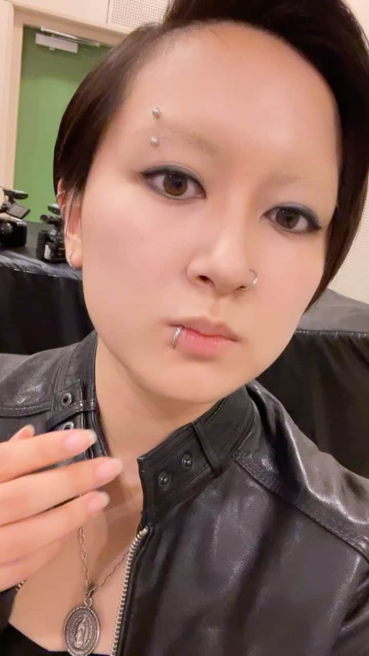 サーヤのインスタグラム：「チャンスの時間 スモーキンシアター出てます🚬 ドラゴンタトゥーの女やろうとしたら最近の夏木マリさんに寄りました」