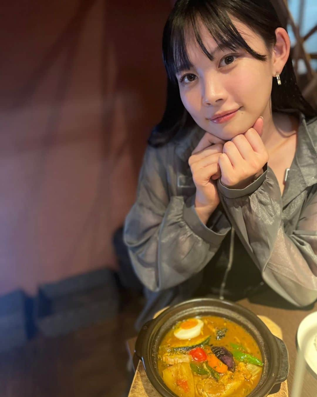 篠見星奈さんのインスタグラム写真 - (篠見星奈Instagram)「. 札幌来て最初に食べたのはスープカレー🍛🖤 帰ってきた感じするうううう！  . ママが撮ってくれたんだけど 写真撮るの慣れてないからか めちゃくちゃ端に写ってる…😂 そんなママも愛おしいぜっ」8月8日 15時09分 - shinomi_seina