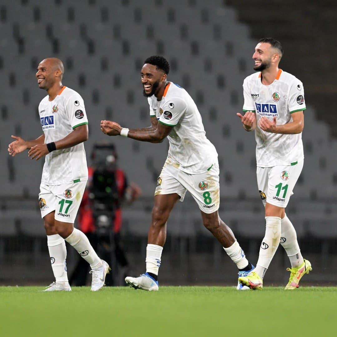 レロイ・フェルさんのインスタグラム写真 - (レロイ・フェルInstagram)「3 points in the 💼, with our first game of the season. Now a big week ahead!   Have a blessed week ❤️ #BonSiman」8月8日 15時09分 - leroyfer