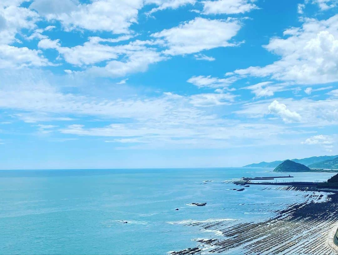 瀬戸山清香さんのインスタグラム写真 - (瀬戸山清香Instagram)「2022年夏〜宮崎〜  夏になると躁鬱ですか？ てくらいハッピーになる瀬戸山です。 生きてる！人生最高！！て感じの3泊４日してきました😩💓🏝  花火大会も東京だと人多いから全然行く気にならなくて、最後いつ行った？？て感じだったから。 しっかり有料席確保して✨ 初めて目の前で見たけど、花火に食べられちゃいそうなくらいドッカーン！！🎆て大きくて😍 花火見て泣きそうになった（笑） 感受性ヤバすぎるやろ🤣🤣🤣  サーフィンも今回初めてチャレンジ！！ 友達とみんなでしたけど、まさかの妹が1番波に乗りまくっててウケた🤣🤣🤣🤣 サーフィンハマりそう！ 超楽しかったの🏄‍♀️💓  サーフィン2日プランでも良かったな！ 次もサーフィンしに帰ってこよ🏖 めっちゃ夏満喫してる☀️ 宮崎最高過ぎる！！！  #宮崎　#宮崎観光 #サーフィン　#宮崎市 #宮崎旅行  #summer #夏 #夏休み」8月8日 15時23分 - setoyama_sayaka