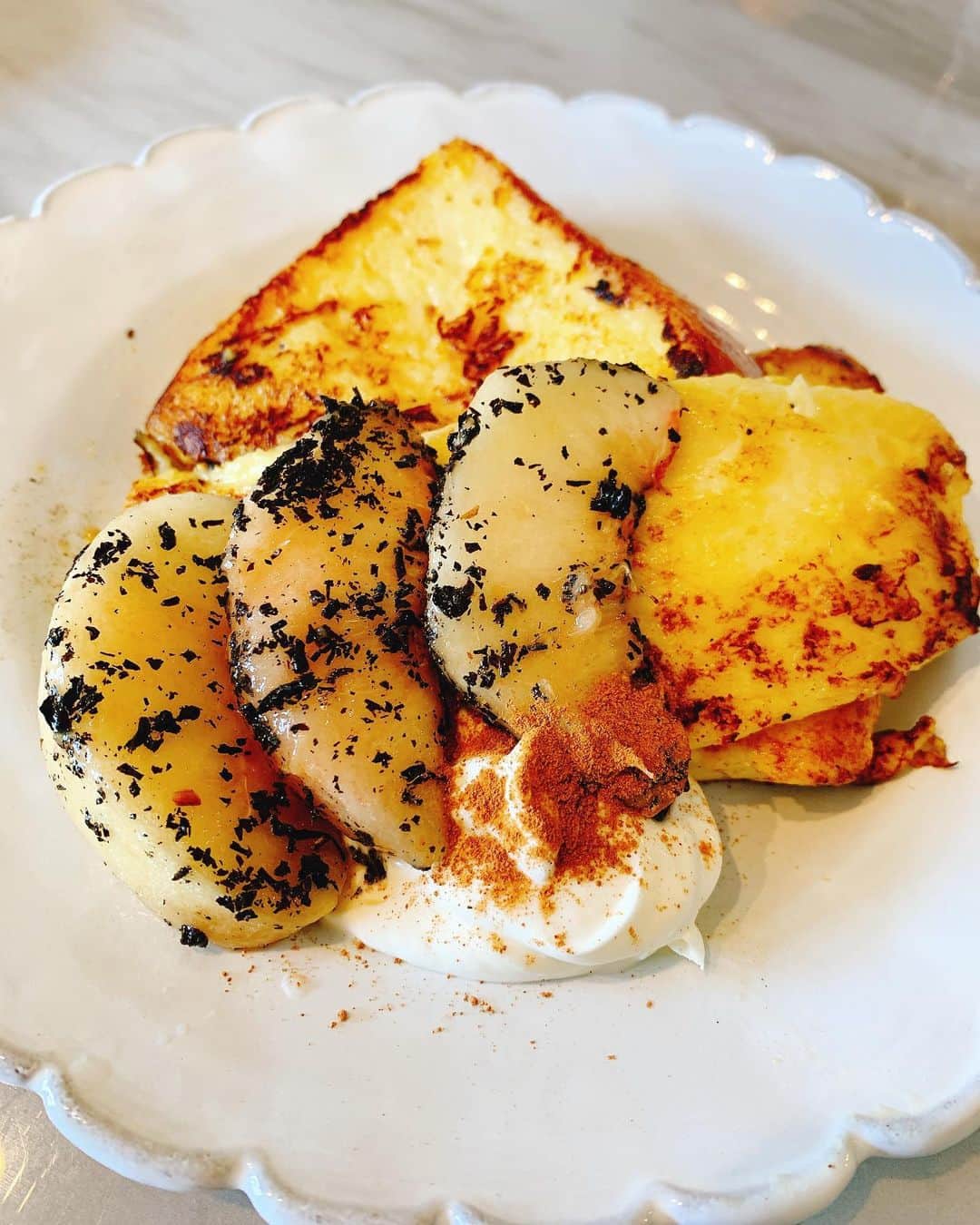 のインスタグラム：「🫖  桃が美味しい季節🍑。＊  最近はアールグレイマリネにハマっています🤭  無性にフレンチトーストが食べたくなったので フレンチトーストに桃とマスカルポーネチーズを添えて🍴💓  桃にお砂糖をサラッと振りかけて、水分が出たら細かくしたアールグレイ茶葉を和えるだけ。  香りが良くてとても美味しいので 紅茶好きの方は是非試してみてください☺️🫖 マスカルポーネとの相性も抜群です🫶  甘いものが大好きなので、 ミルクは低脂肪乳、砂糖は天然の甘味料で作っています☺︎ せめてもの…笑  #桃 #🍑 #旬 #アールグレイマリネ #癒しの香り #簡単レシピ #フレンチトースト #スイーツ好き #ブランチ」