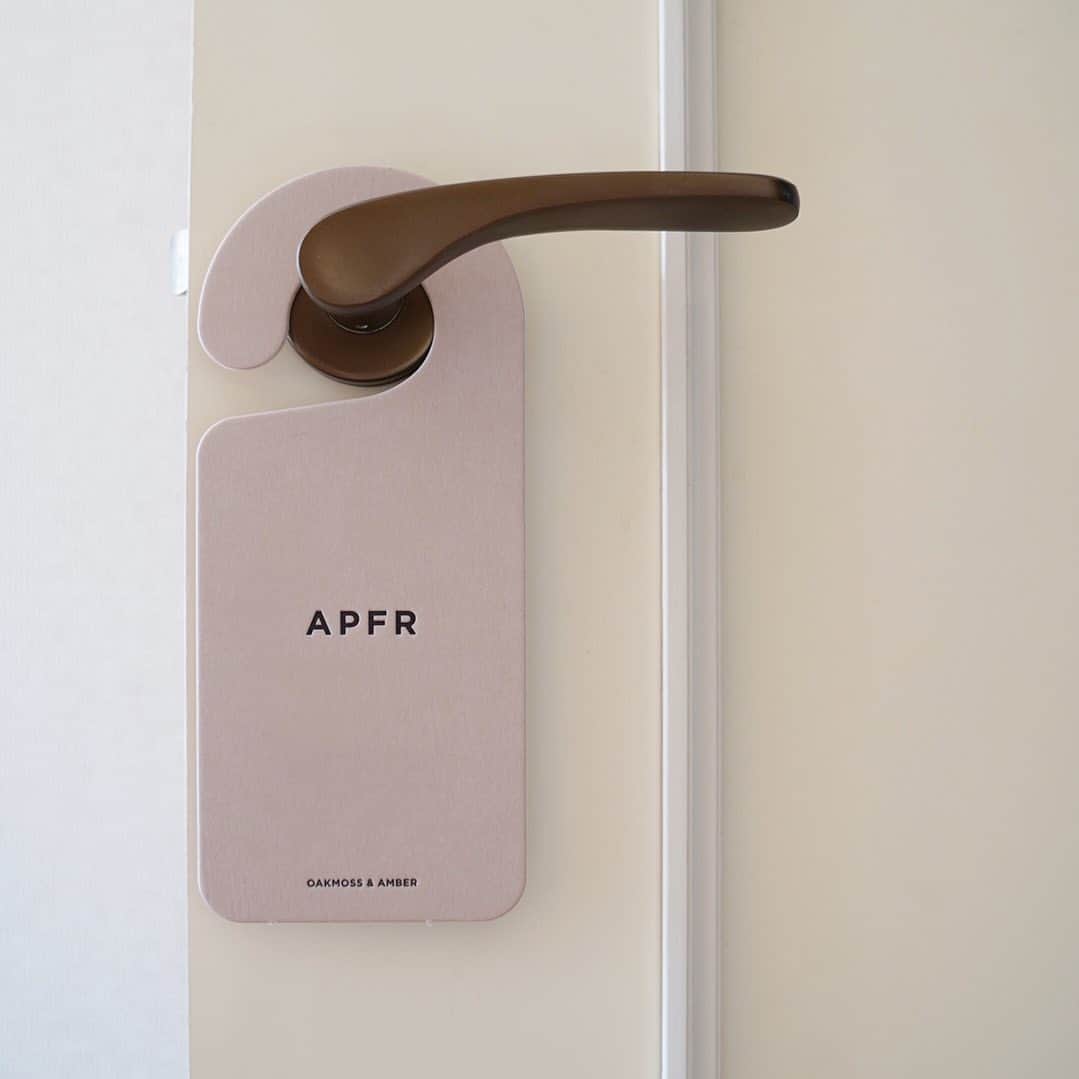 信近エリのインスタグラム：「先日のPOP UPでもセレクトさせていただいたAPOTHEKE FRAGRANCE  以前からキャンドル, お香, オイルは使っていましたが、こちらのクローゼットタグがとにかく気に入って  POP UPに来てくださった方々に "いいものがある！" と推してまくっていたら、2度売り切れました(JUNの方が途中で直接追加納品に来てくださった🙇‍♀️)  このタグの何がいいかって、とにかくしっかり香ること 玄関から1番近いドアノブにかけておくと帰る度にいい香り  特にOAKMOSS & AMBERは皆さんが口を揃えていい香りとおっしゃっていたので、万人受けと呼んでいいのでは  趣味嗜好的にも、環境のことを考える意味でも、新しい物を買うことにどんどん執着がなくなっていく近頃ですが、香り系はなくなっちゃうからどうしても買っちゃうね🥺  LIFE & BEAUTY BY JUN ONLINEでは、ブラック(01)って表記なので、是非覗いてみてください🫶  @lifebeautybyjun  @apotheke_fragrance」