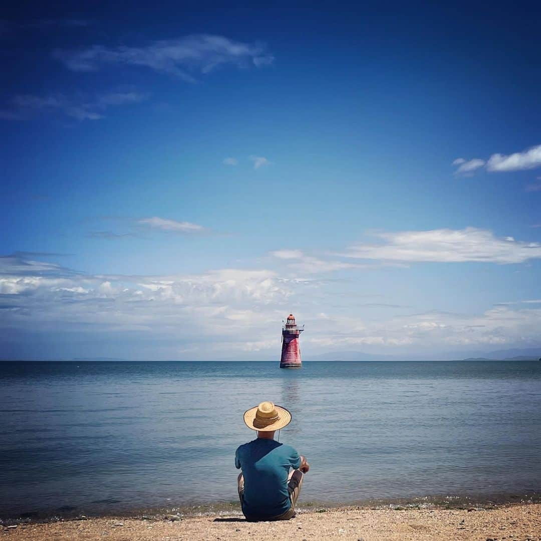 tosa_nishikawaのインスタグラム：「. さてさて、この夏は・・・ . . . . . . . #minimalism #visualminimal #myjapan #ilovejapan  #セルフポートレート #self #奥行き人#ほふく撮影隊 #iosphotograph #三脚セルフ流行らせ隊 #setoinlandsea #瀬戸内海 #setouchigram101#今治市 #愛媛 #愛媛さんぽ #igersjapan  #iphoneonly  #youmobile #instagood #streetmoment #sublimstreet #shootermag_japan #shotoniphone #incredible_shot #ndmagazin#ndawards #rox_captures #灯台#夏休み」