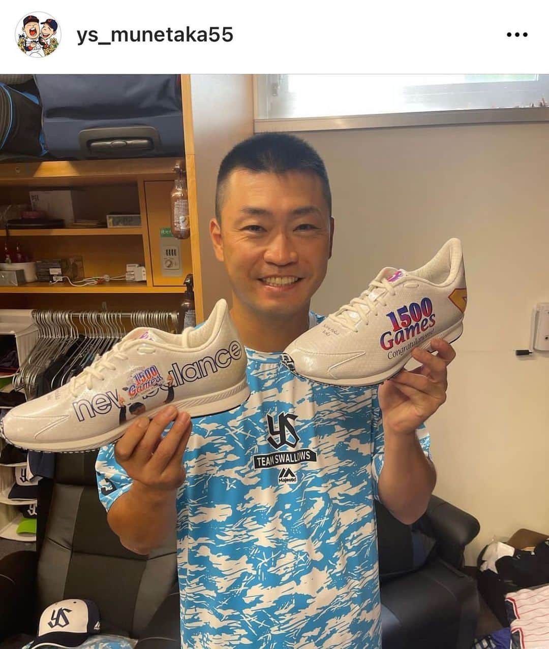 青木佐知のインスタグラム：「・ 1500試合出場のお祝いをもらって 嬉しそうなNoriさんでした✨ 村上選手、チーム青木の選手のみなさん ありがとうございます🙌⚾️ #それはそれは嬉しそうでした #以前チーム青木のみんなからいただいた2500本安打の記念バットのところに飾ってます #ニューバランス #カッコいい #感謝」