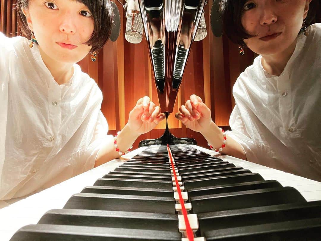 熊木杏里のインスタグラム：「時を経た自分の曲を 自分で見つめる時間。  年月があるからこそ出来る、 それも楽しいです。」