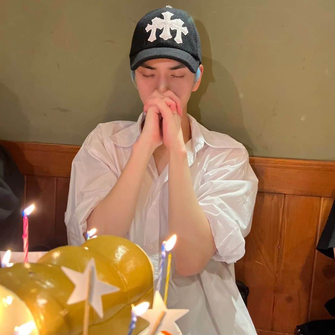 ヨンフンのインスタグラム：「happy younghoon day 🤍 #THEBOYZ #더보이즈 #YOUNGHOON #영훈」