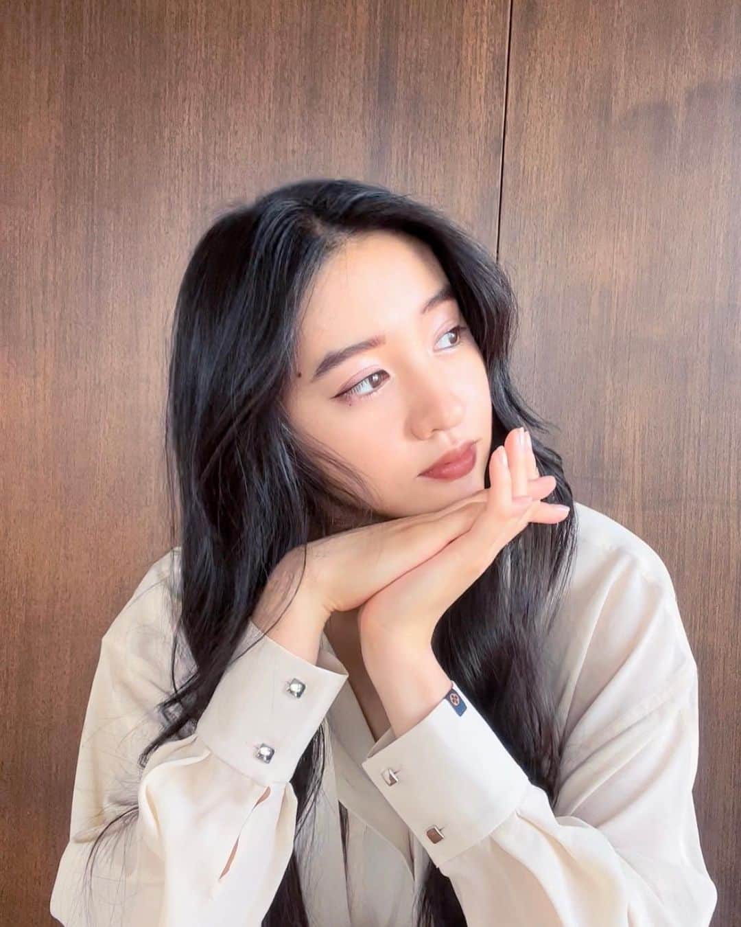 のインスタグラム：「今日も暑いですね😵！　 わんちゃん達のお散歩は日が沈んでからでないと行けないのですね🥲  3枚目の写真はむーちゃんが大好きなドライブの時の📸🥰」