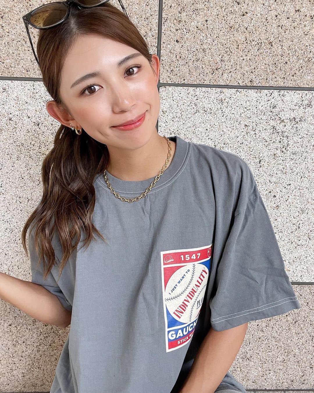 坪井ミサトのインスタグラム：「胸元のデザインが 野球好きにはたまらない🤤⚾️ (野球好き丸出し❤️‍🔥)  オシャレに着こなせる @gaucher_official のTシャツで カジュアルコーデにしてみました👍  野球観戦にも良さそう☺️ 今度来て行こう📣  #野球 #野球女子 #fashion #outfit #gaucher #野球観戦 #fitness #fitnessgirl #gym #sport #baseball #pr」