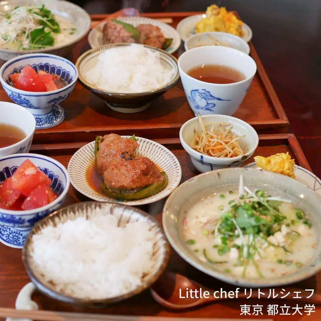 おまる部長 / たっちゃんずパンケーキ部のインスタグラム：「. Little chef リトルシェフ 〒152-0032 東京都目黒区平町１丁目２３−１８  マヌワール都立大 @littlechef34   リトルシェフの和定食 ドリンクセット 1550円 カスタードプリン 600円 +アイス添え 200円 ※2022年7月訪問  ゆみたさん @aya.yumi と巡るカフェツアー☕️ 1軒目は都立大学駅から近くのリトルシェフさん♪ 平日訪問で、ゆみたさんが予約をしてくれました^^  １つ１つのおかずや小鉢までおまけ感を感じさせない、細やかな美味しさを感じる和定食は心の底からしみわたる美味しさ。定期的に変わるらしいメインのおかずは、この時はピーマンの肉詰め。具もタレもごはんに合いすぎるやみつきになる美味しさなんだけど、たっぷりの冷や汁も他のおかずもまた全部ごはんに合いすぎる！配分に悩まされるくらいごはんの進みが異様に早かったですw  和定食のセットについてくる美味しいコーヒーを食後に持ってきていただき、デザートにはプリンを注文♪プリンの繊細な食感を楽しみつつ、追加注文で添えていただいたシナモンアイスの絶品ぶりに悶絶。ヒーリング効果があったのかなんなのか、スパで疲れを癒したような感覚でお店を後にしました🫠✨  平日でも予約なしではお店に入れないくらいの人気だったので、また訪問する時は必ず予約して行かねば！  勝手にカフェ巡りのプロと呼ばせてもらっているゆみたさんに全部お店決めをお任せさせてもらって、1日カフェ巡り♪完璧なリサーチと予約、スケジュール管理をしてくれて美味しくてほんわか幸せな気持ちになれるカフェに３軒もいくことができました😆ありがとう🫶  この日の夜、なんと母から人生で初めて冷や汁を振る舞われるという珍事件が発生して笑いました。笑 冷や汁を食べること自体が何年ぶりか思い出せないくらい久しぶりなのに、1日のうちに冷や汁がかぶるなんてさ！笑  #リトルシェフ #littlechef #定食 #和定食 #プリン #tokyo #tokyofoodie #cafehopping #japan #tokyocafe #都立大学 #東京スイーツ #東京カフェ #都立大学カフェ」