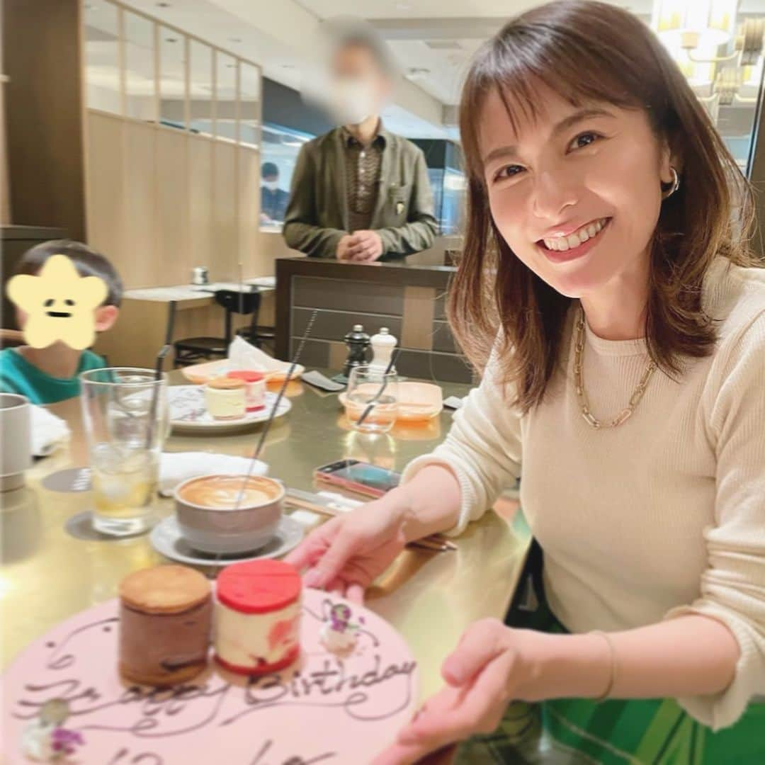 神戸蘭子のインスタグラム：「4月の思い出。 お誕生日のお祝いしてもらいました🎂  お家では。 自分でケーキ買って自分でキャンドルに火をつけ、自分で歌い、子供がキャンドルを消しました🕯  #思い出　#お誕生日  #40代  #ママライフ　#男の子ママ　#2人育児　#ママコーデ  #忙しい毎日  #夏休み」