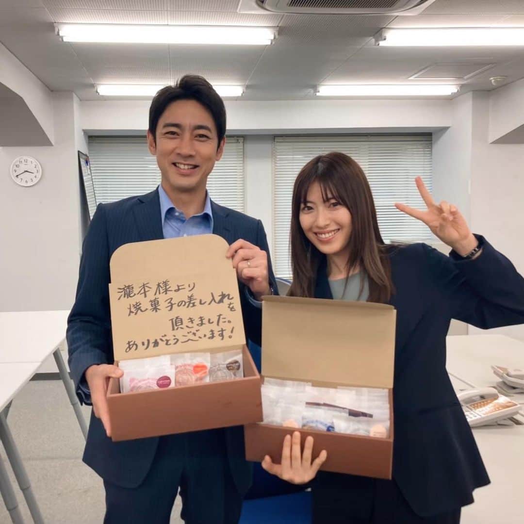 瀧本美織のインスタグラム：「. 私の差し入れを持ってアピールしてくれるお茶目な孝太郎さん🤣 久しぶりにご一緒できました優しい先輩いっちー🤗  今夜20時〜「黙秘犯」 ぜひご覧ください✨ 美佐ナレーションさせてもらっています！ きっと…主任がいつまでも無口だからですね🫡笑   #黙秘犯  #小泉孝太郎 さん  #市原隼人 さん」
