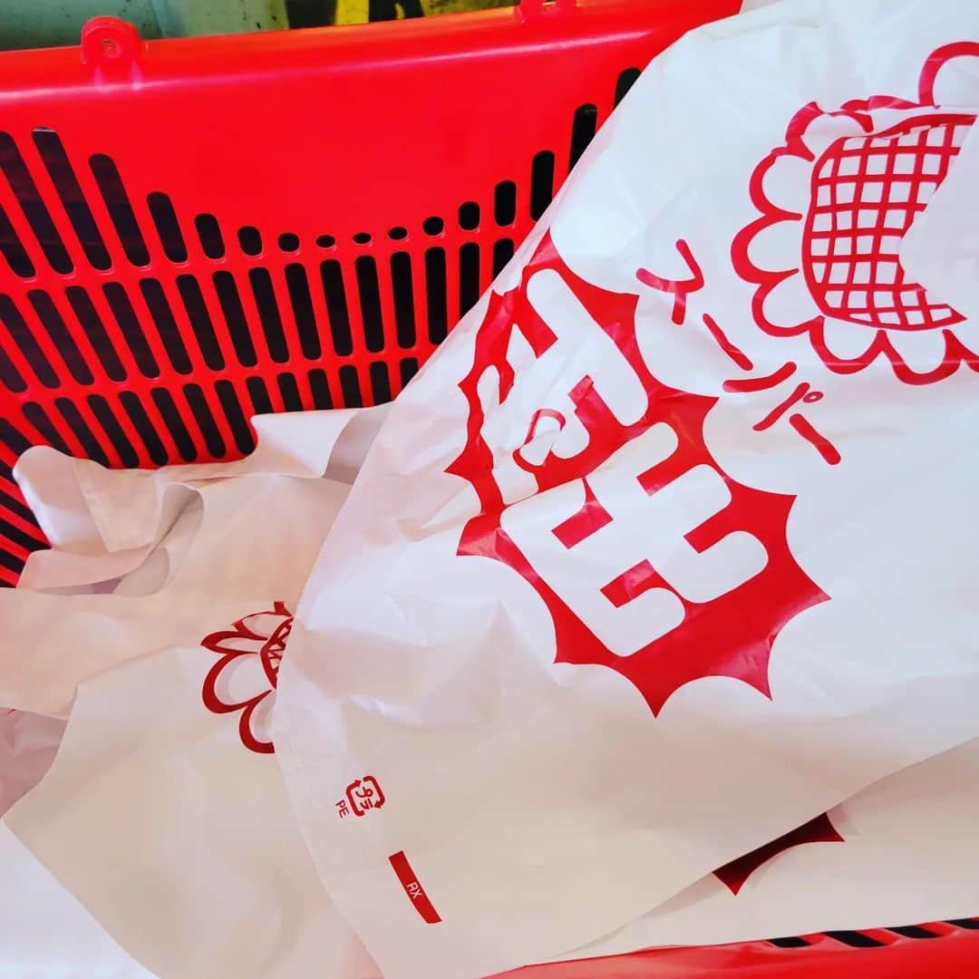 角川慶子さんのインスタグラム写真 - (角川慶子Instagram)「西成は安定の高齢化。 憧れのスーパー玉出に来ました✨アホ エコバッグ売ってなかったけど、レジ袋10枚買いました。私の夏休み。  #スーパー玉出 #スーパー玉出天下茶屋店」8月8日 18時45分 - keikokadokawa