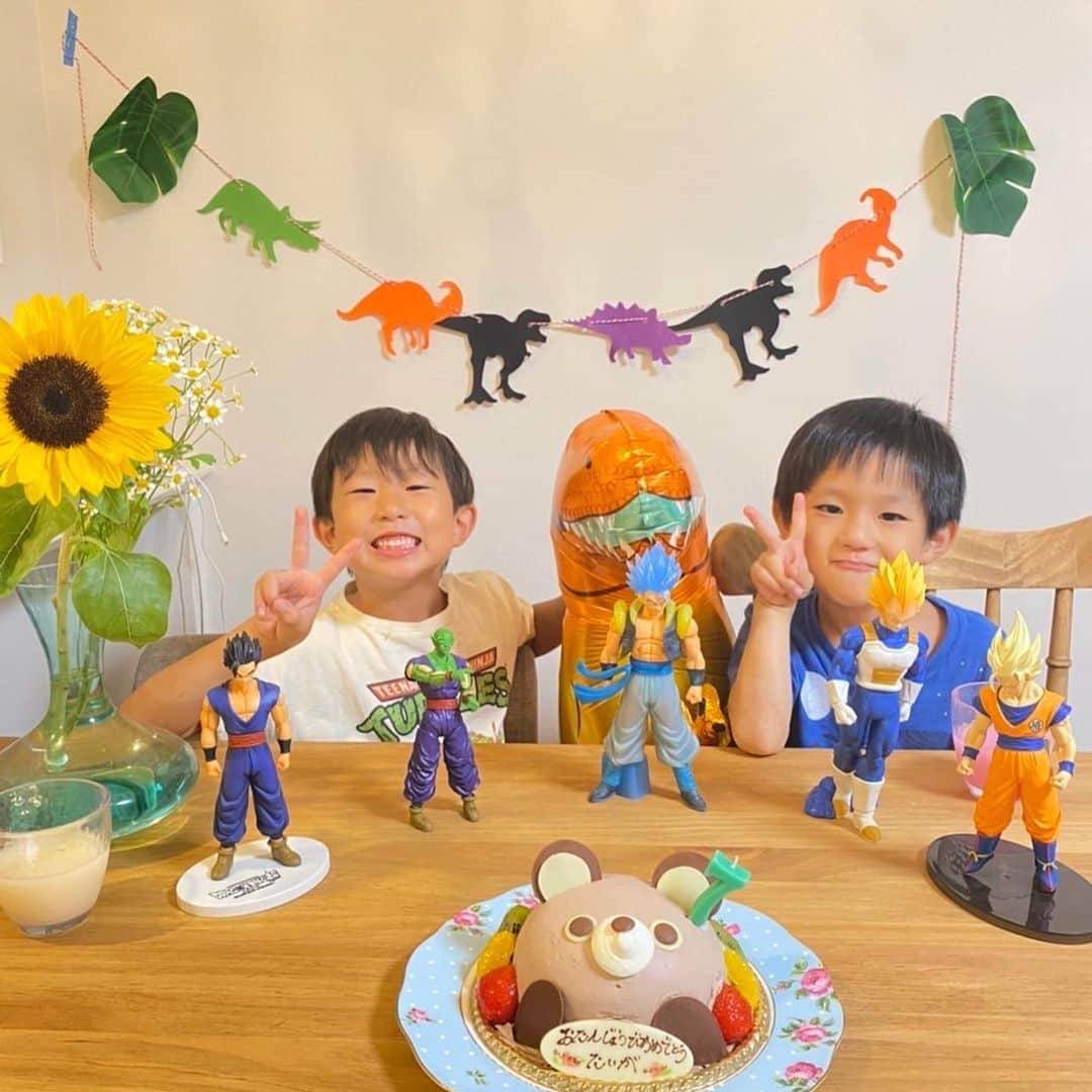 クレイジーパパのインスタグラム：「長男タイガが7歳に🎉  7年前の8月4日に出会ってから俺の人生を愛と笑顔で満たしまくってくれるタイガ🐯タイガとの育児動画からクレイジーパパが誕生したね😹俺も7周年🍻  優しくて面白くて愛嬌たっぷりのタイガは小学校のクラスの人気者✨登下校で知らないタイガの友達からパパもよく話しかけられます🤣  10月には3人兄弟の長男に👬強くて優しい男が大好きなタイガはパパの少年時代同様ドラゴンボールにハマってる‼️  でも誕生日プレゼントはカービィのゲームソフト😅リョウマと仲良くゲームする姿にパパは感動🥹  これからも一緒にたくさん笑って夢に向かって楽しんでいこう👍  #長男 #誕生日 #誕生日プレゼント  #誕生日ケーキ #ドラゴンボール  #星のカービィ  #小学生」