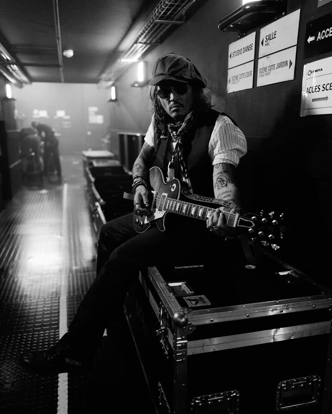 ジョニー・デップさんのインスタグラム写真 - (ジョニー・デップInstagram)「Backstage at @olympiahall before the last show. Fearless yet human, just like Sauvage.   Photo: @gregwilliamsphotography   • #DiorBeauty #DiorParfums #DiorSauvage」8月8日 19時19分 - johnnydepp