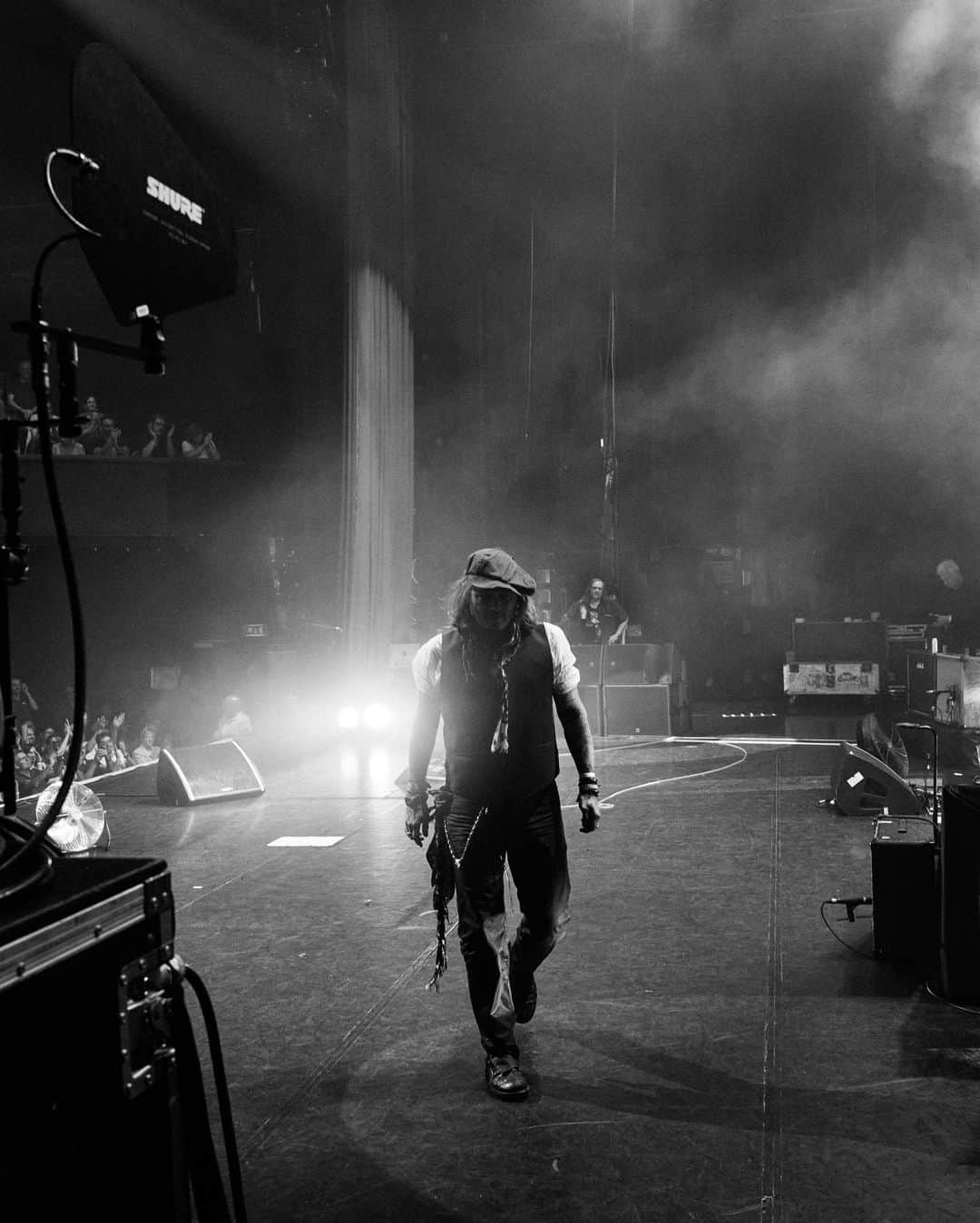 ジョニー・デップさんのインスタグラム写真 - (ジョニー・デップInstagram)「Backstage at @olympiahall before the last show. Fearless yet human, just like Sauvage.   Photo: @gregwilliamsphotography   • #DiorBeauty #DiorParfums #DiorSauvage」8月8日 19時19分 - johnnydepp