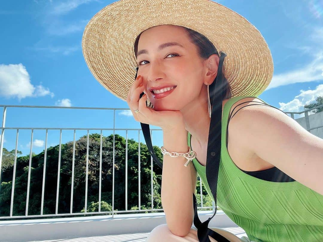 辻元舞さんのインスタグラム写真 - (辻元舞Instagram)「. 焦げる…！☀️ 未だに毎日アピールちゃんの感想をいただいていて嬉しい限りです🥹🙏🏻 ストーリーズにお問合せの多かったインナーは @oblekt_jp さんとコラボで作ったカップ付きキャミソールです！ 白黒どちらも毎日愛用してます♡ ピアスは @bonee.official  ハットはYouTubeのお気に入り商品でも紹介した#kijimatakayuki です👒」8月8日 19時29分 - mai_tsujimoto