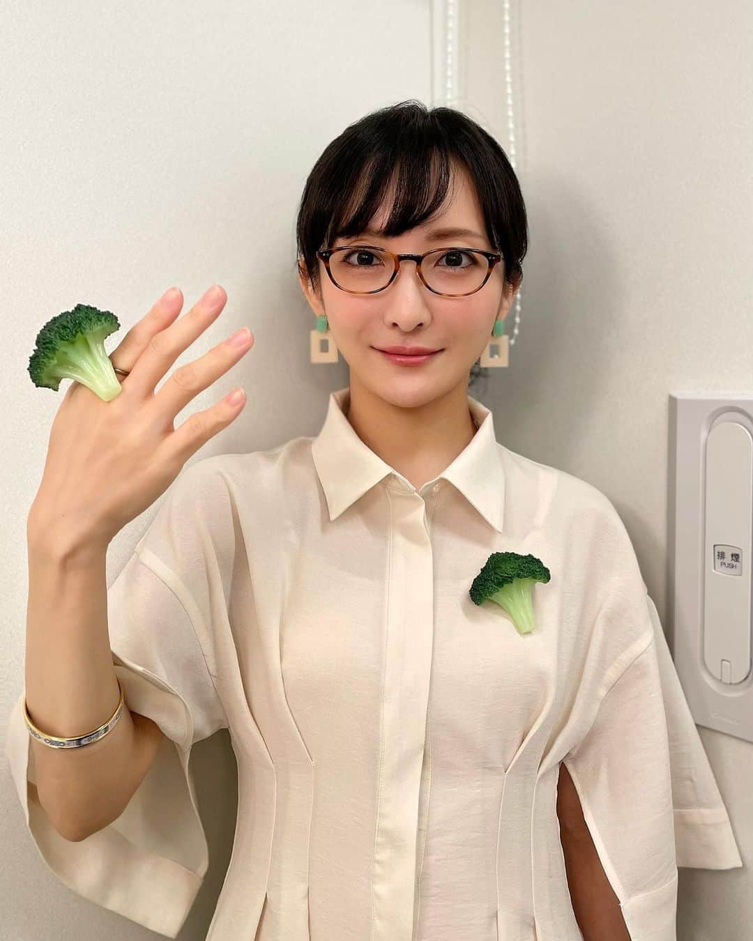 松澤千晶のインスタグラム：「昨日のブロッコリー🥦 実は指輪もありました。笑 お洋服はスタイルミキサーさんです。  #モブサイコ100  #ブロッコリーレシピ  #STYLEMIXER」