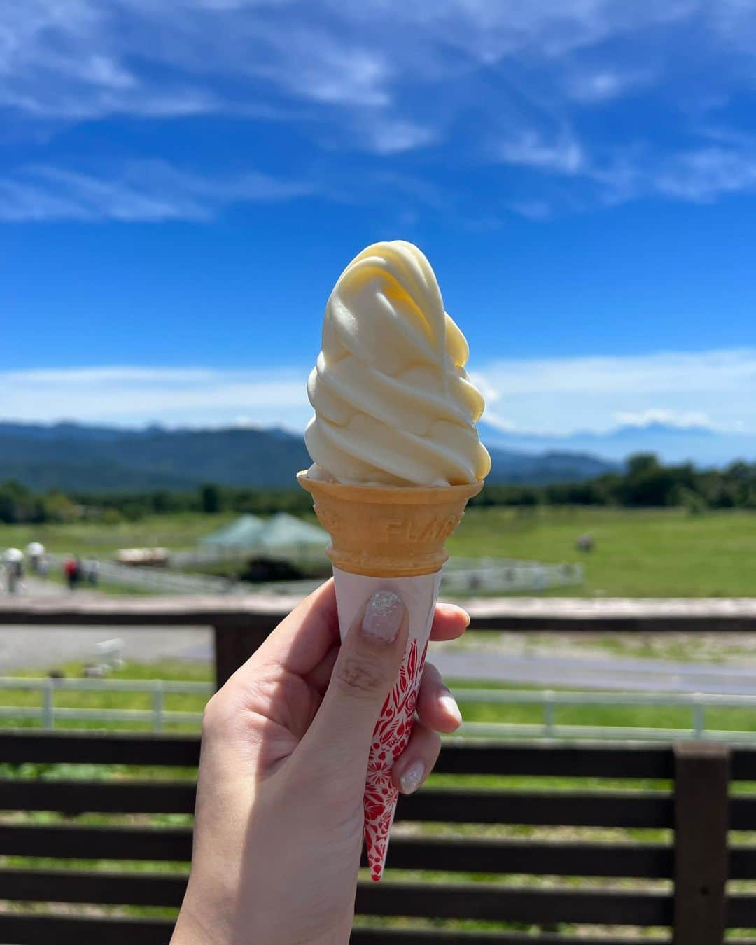 大須賀あみのインスタグラム：「清里のソフトクリームがいっちばん好きだな🍦  8月入ってから投稿忘れてました😳 今月も宜しくお願いします☀️  #清里清泉寮 #清泉寮」