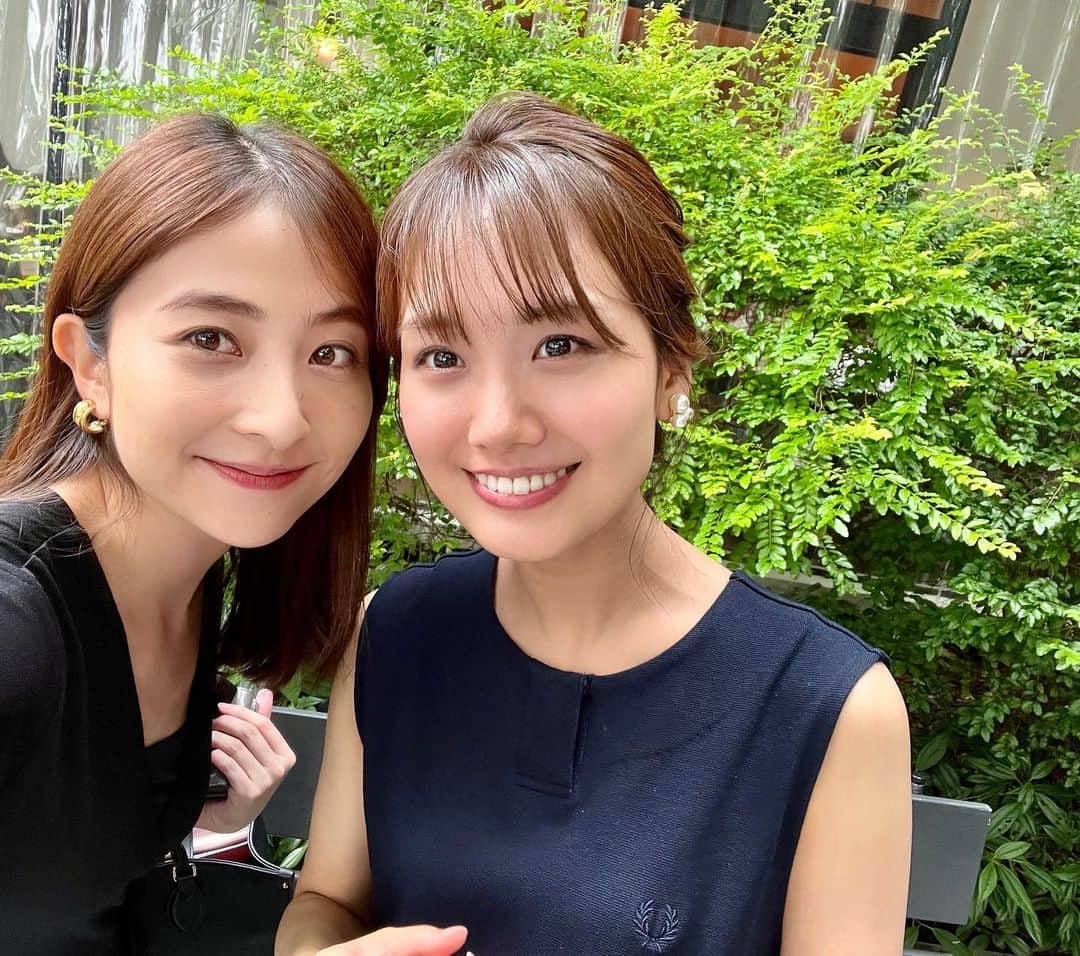 日比麻音子のインスタグラム：「ようやく会えた、妹よ🤍  しばらく前のことですが、 ランチにようやく行けた午後。 お昼も輝くせいかスマイルに この日もたっぷり癒されて、 でも、マシンガントークは大学時代と変わらず🤣  またすぐ会えますように〜  #井上清華 アナ かれこれ10年近くの仲になります😇 #後輩であり友達であり妹」