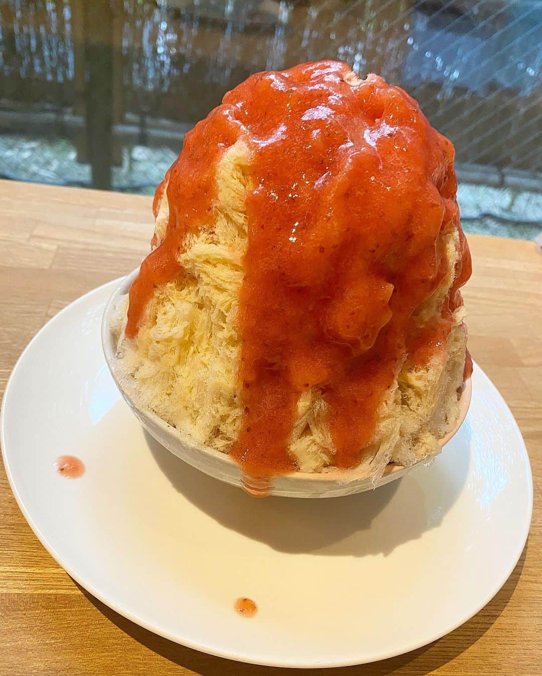 内田有香さんのインスタグラム写真 - (内田有香Instagram)「千秋公園「ふわりずむ」🍧  今日は小坂町で1日取材でした🗒✍️ 暑かった！！  写真は 先日食べた、ミルクとストロベリー味🍓 ふわっふわで甘くて、おいしかったです😊  明日以降は雨の日が続きます。 大雨の時間帯もあるので注意してくださいね☔️  #アナウンサー #お天気キャスター #カキ氷」8月8日 20時07分 - yuuka_uchida_