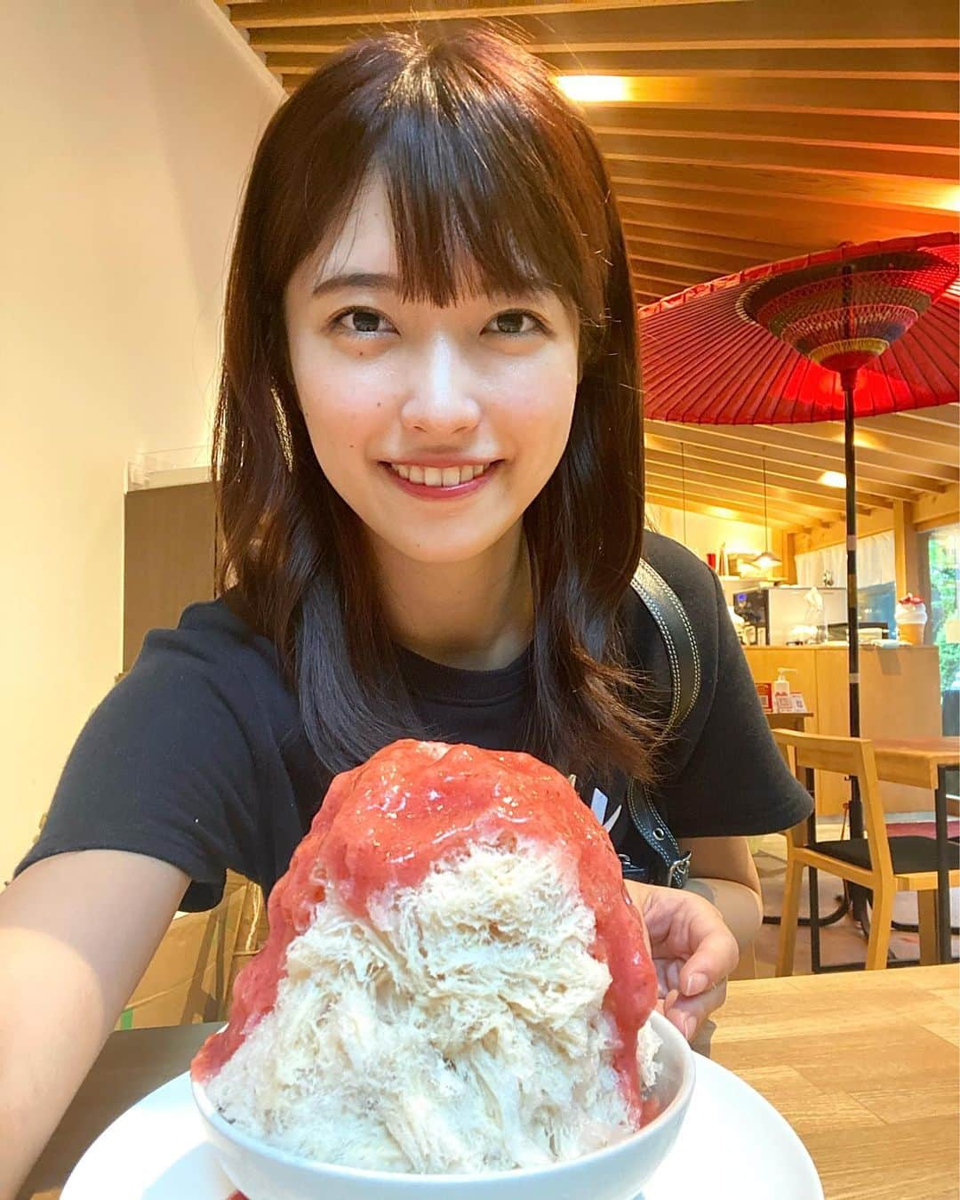 内田有香さんのインスタグラム写真 - (内田有香Instagram)「千秋公園「ふわりずむ」🍧  今日は小坂町で1日取材でした🗒✍️ 暑かった！！  写真は 先日食べた、ミルクとストロベリー味🍓 ふわっふわで甘くて、おいしかったです😊  明日以降は雨の日が続きます。 大雨の時間帯もあるので注意してくださいね☔️  #アナウンサー #お天気キャスター #カキ氷」8月8日 20時07分 - yuuka_uchida_