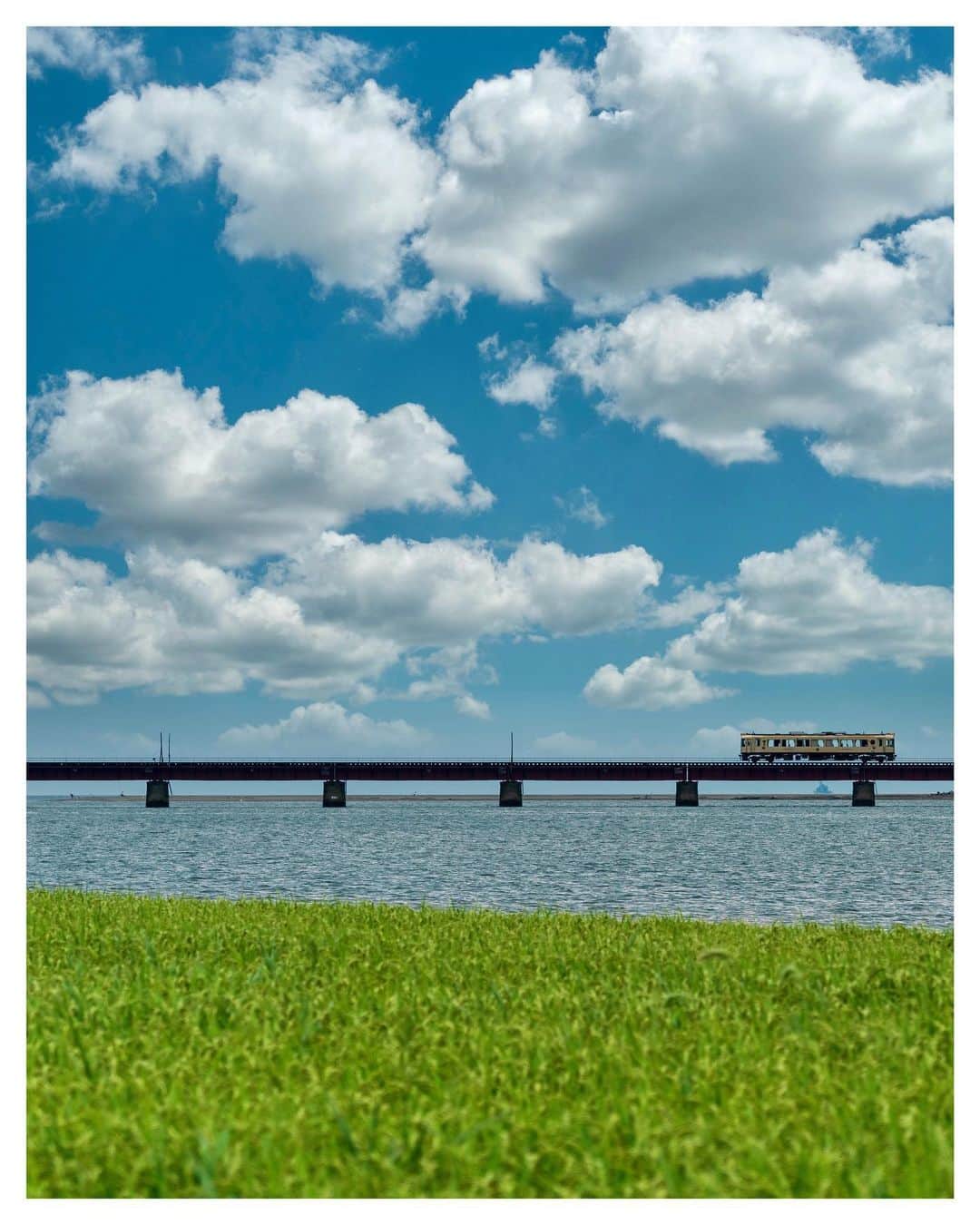 Koichiのインスタグラム：「.  Summer train  #BeautifulJapan #丹後鉄道 #海の京都  ☁️☁️☁️☁️☁️☁️☁️☁️☁️☁️☁️  ______________________🚃_____  🌊🌊🌊🌊🌊🌊🌊🌊🌊🌊🌊  🌾🌾🌾🌾🌾🌾🌾🌾🌾🌾🌾  🌱🌱🌱🌱🌱🌱🌱🌱🌱🌱🌱 .」