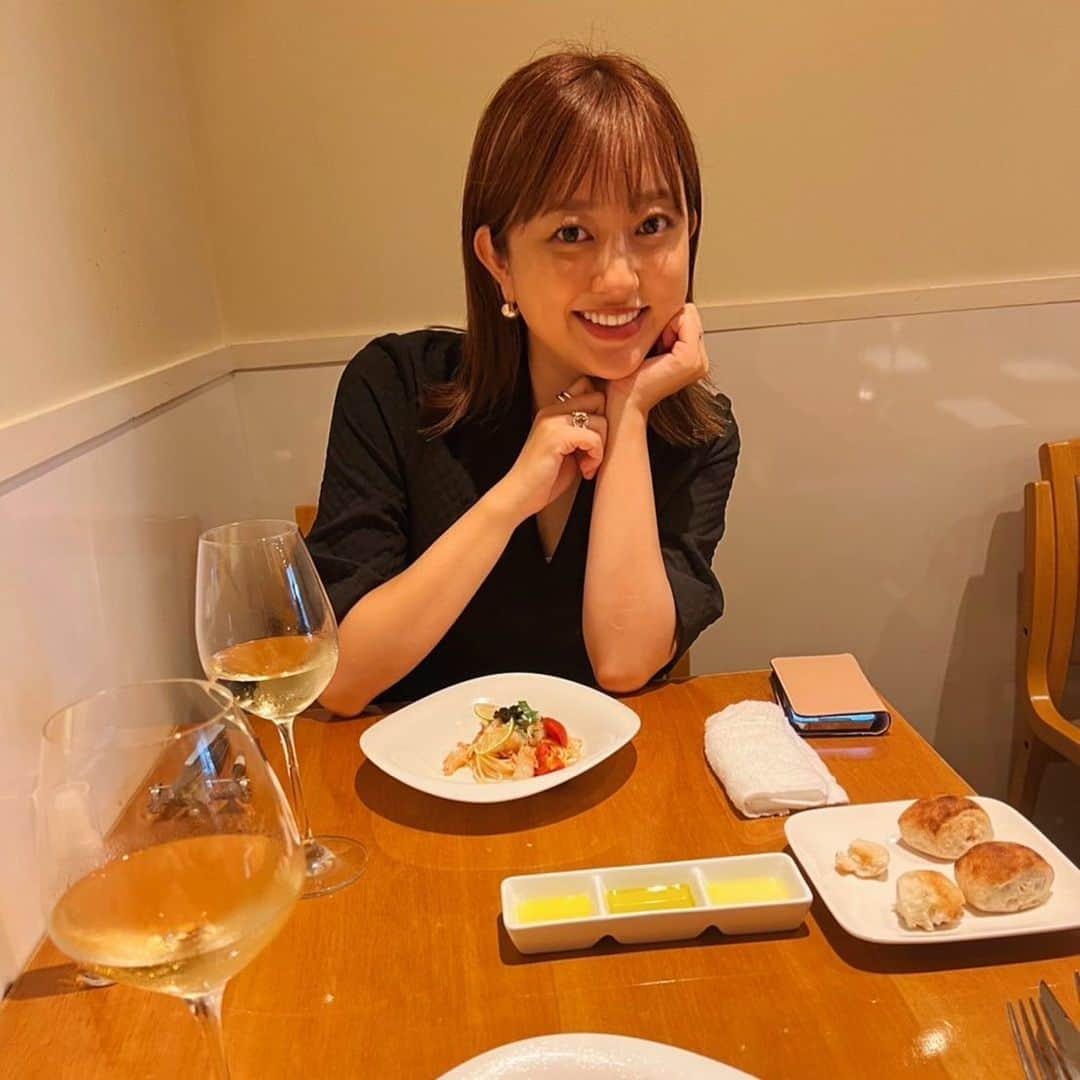 菊地亜美さんのインスタグラム写真 - (菊地亜美Instagram)「. lunchでワイン飲んじゃう🍷🤍  いつかの写真🤳  白ワインが一番好き🍾🤍 あとは居酒屋で飲む梅干しサワー🫶🏻笑」8月8日 20時10分 - amikikuchi0905