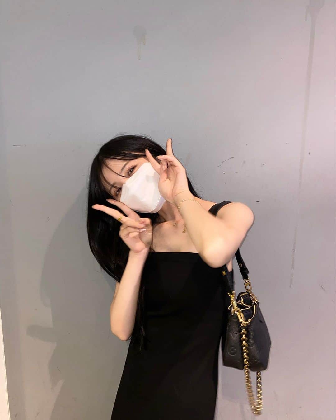 吉井美優のインスタグラム：「. バックのチャックちゃんと閉めなさい ⛓⚫」