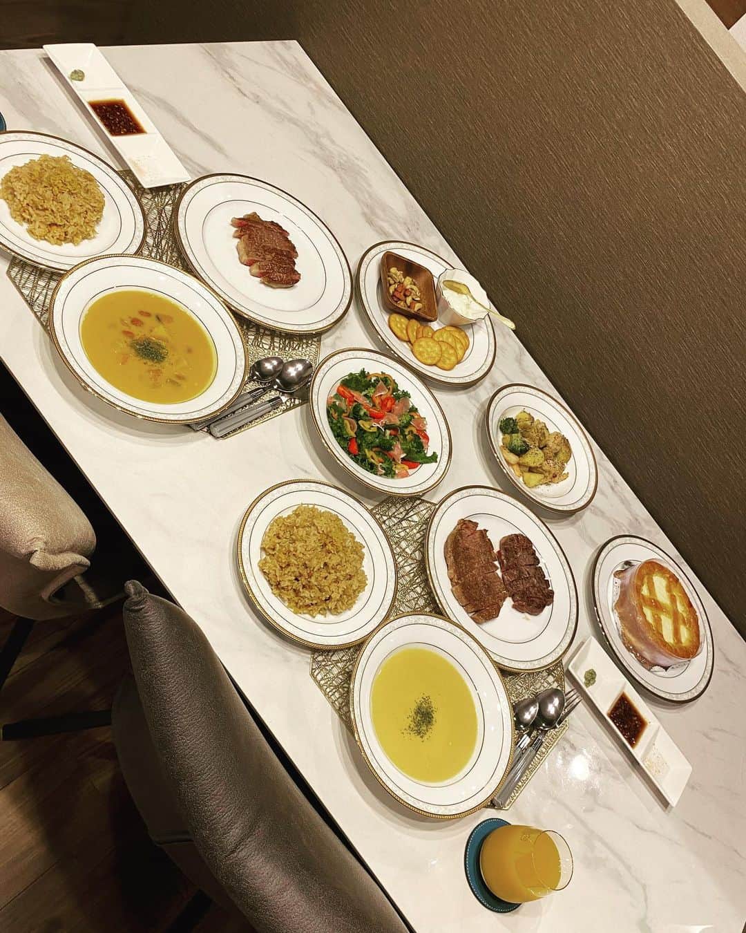 小郷裕哉のインスタグラム：「. お久しぶりです 少し遅れましたが 自宅で誕生日を祝ってもらいました🎉  26歳も毎日ハッピーに頑張ります！  メッセージくださった方々 ありがとうございました！  #birthday #26歳 #おうちごはん  #誕生日はステーキ #ステーキ #チーズケーキ #大好き」
