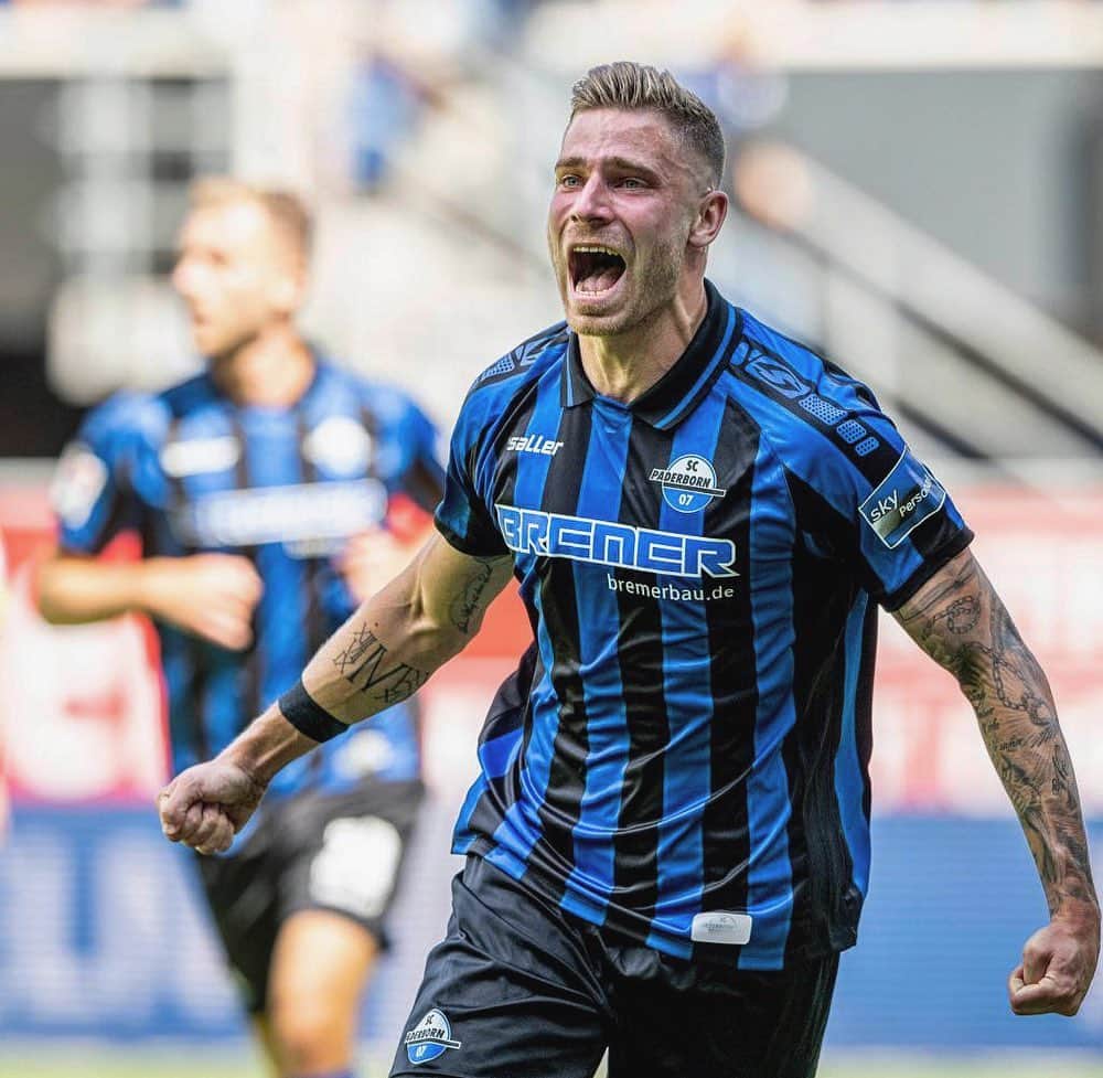 フェリックス・プラッテのインスタグラム：「Geiles Spiel, geile Stimmung 🔵⚫️🎉 +3 💪🏼 #nevergiveup   📸 @bahhokara」