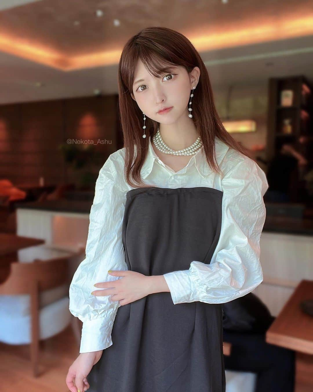 猫田あしゅのインスタグラム：「フォーマルコーデ♡ . . docking elegant onepierce シャツとセットのワンピースで楽なのに きっちり決まるフォーマルなワンピース♡ . @andrabbit_official  . #andrabbit #ワンピース #シフォントップス #springfashion #しっかりコーデ #パーティコーデ #fashion #ヘアアレンジ #春服 #毎日コーデ  #フォーマルコーデ  #服 #アパレル#hairstyle #モノトーンコーデ #デート服  #selfie #hair #code  #ブラウス #ファッション #コーデ #シャツ #shortstyles  #ootd #ootdfashion  #フォーマルワンピース  #アクセサリー  #春メイク  #コスメ」