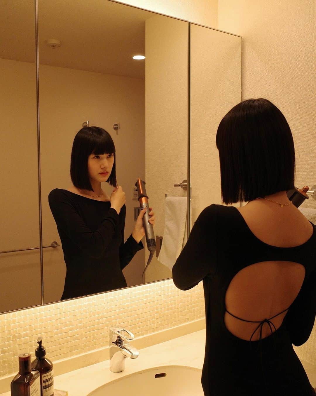 新井貴子のインスタグラム：「Making fresh hair with @dyson  新しくなったダイソンエアラップマルチスタイラーのアタッチメントの中でも、私のお気に入りはスムージングドライヤーの浮き毛抑制モード。  特にこの季節、湿気で頭のてっぺんの髪の毛が跳ねて気になっていたけど、簡単かつ綺麗に仕上げられるようになりました✊🏻✨  他にも色んな種類のアタッチメントで、新しいヘアスタイリングを見つけていきたいな💫  @dysonhair_jp #ダイソンビューテイー #ダイソンエアラップ #PR」