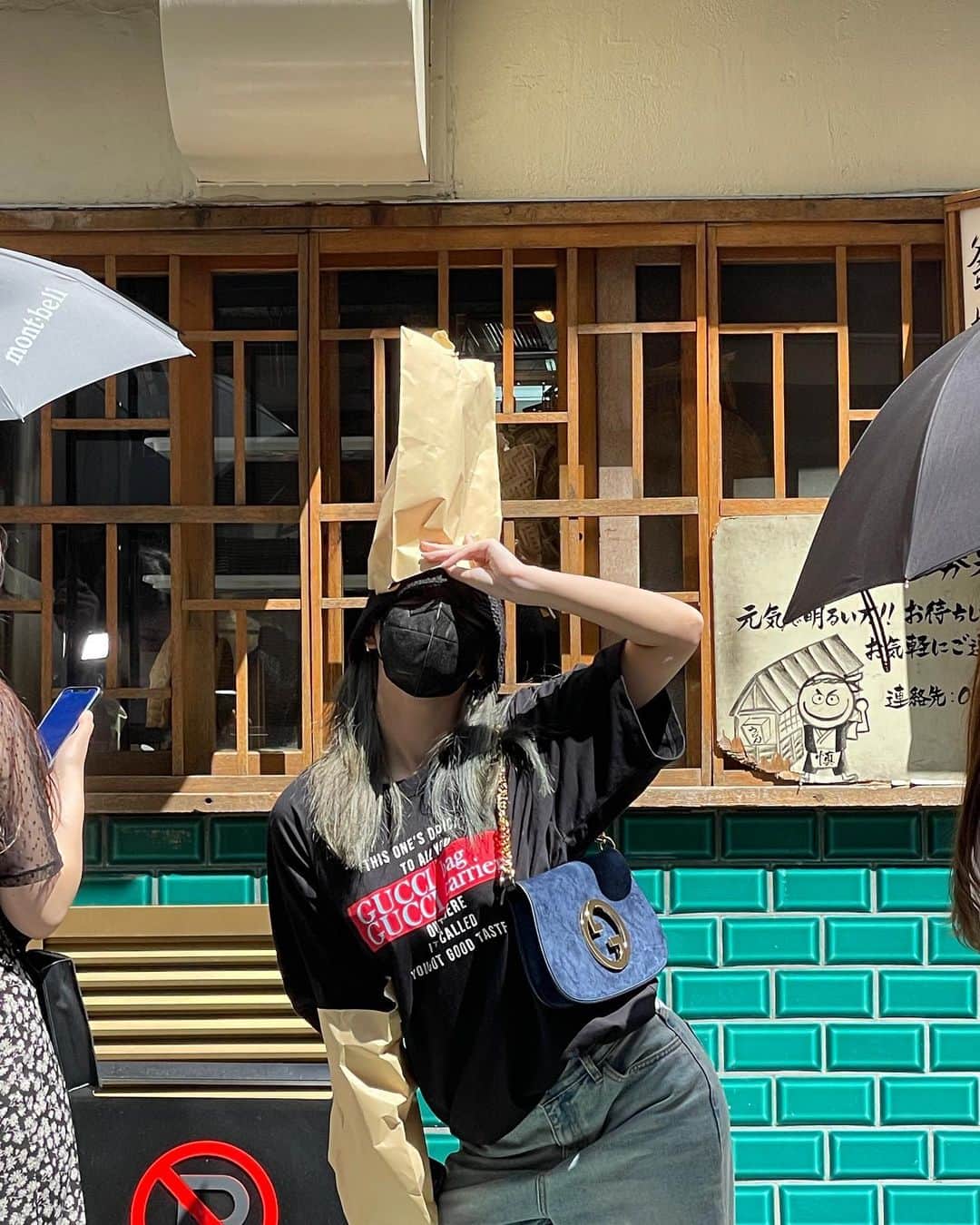 のインスタグラム：「맛집 줄 설때는 봉투 필수🧧✉️☀️😎」