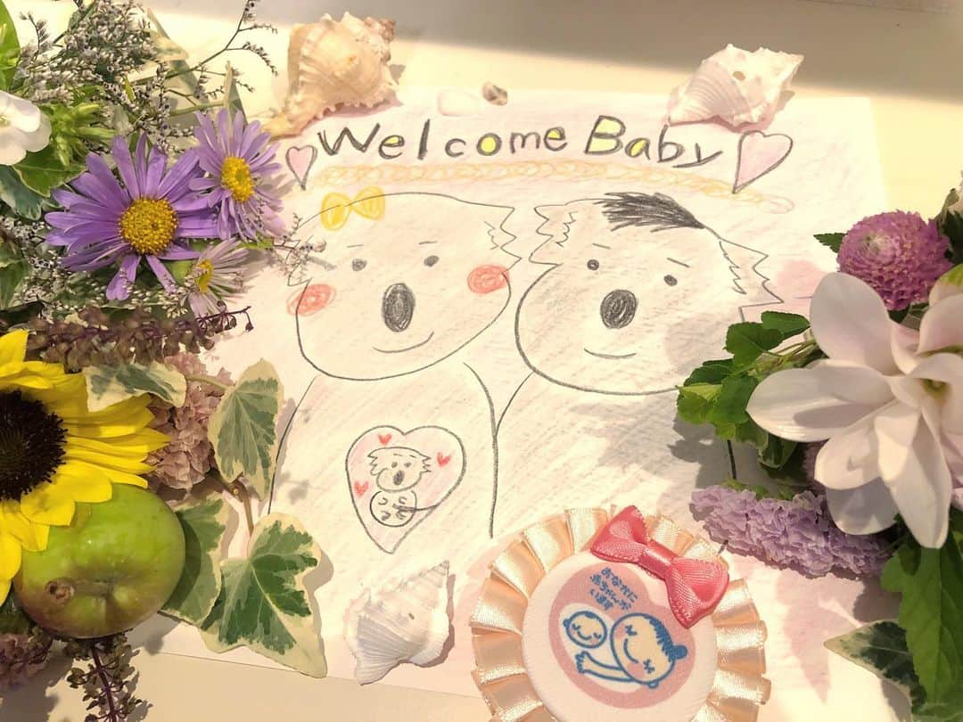 神咲詩織のインスタグラム：「【皆様へ大切なご報告✨】 ・ ・ ・私事ではありますが、この度お腹の中に新しい命を授かりました☺️ ・ ・ ・現在安定期に入り妊娠5ヶ月、出産は12月末頃の予定です👶✨ ・ ・ ・ ・元気なベビーを出産出来る様、身体に気をつけながら夫婦で力を合わせてハッピーに過ごせたらなと思っております✨ ・ ・ ・どうぞ温かく見守っていただけると幸いです☺️ ・ ・ ・【そして、それを受けてもう1つ大きなご報告があります🙌】 ・ ・ ・12月末の出産を期に"神咲詩織"という名前にゴールをさせてあげる事にしました✨ ・ ・2011年3月のデビューからもう11年以上を共に歩んできたこの名前ですが、そろそろ任務完了でいいのではないかなと思い決断させていただきました😎 ・ ・ ・完全引退という事ではなく、現在続けている音楽活動やイベント企画開催等は細々と続けていけたらなと思っておりますが、事務所を離れ新たな名前でフリーとしての活動となります✨ ・ ・ ・事務所とは既に話をさせていただきまして、円満退所となります☺️ ・ ・ ・所属から約12年間、本当に温かく親身にお仕事のサポートをしていただきました。 ・ ・事務所のお陰でこんなにも素敵な"神咲詩織"の人生を歩めた事、本当に心から感謝しています。 ・ ・ありがとうございました🥺 ・ ・ ・SNSも継続して使用してよいと言っていただいたので残しはしますが、新しい活動は新しいSNSを使って行うつもりなので、後日お知らせ致します🙌 ・ ・今後の活動も興味を持ってくださる方は、12月末までにそちらのアカウントに移行していただければ幸いです☺️ ・ ・ ・ ・実質対面での活動は、身体のことも考えて9月いっぱいで終わりにする予定です🙌 ・ ・ ・神咲詩織として皆様と直接お会い出来るのは9月が最後になりますので、是非LIVEやオフ会など参加いただけたらと思います☺️ ・ ・  ・フリーでの活動に関しましては、産後どのくらいで復帰出来るか、またどれくらい稼働出来るか など実際のところは私自身も全く予想が出来ない状況ですので、"いつ"とお約束は出来ません🙇‍♀️ ・ ・ ・気長に待っていていただけたらなと思っております✨ ・ ・ ・また音楽活動やイベント等でお仕事をさせていただいていたクライアントの皆様は、来年からは私の新しいSNS宛に直接オファー等いただけましたら幸いです✨ ・ ・どうぞよろしくお願い致します🙇‍♀️ ・ ・ ・それでは神咲詩織としては残り約5ヶ月程の活動となってしまいますが、最後まで温かく応援していただけたら嬉しいです🥺💕 ・ ・ ・以上、ご報告2点でした✨ ・ ・ ・ ・そして！ ・もう1点重大発表があるのですが、そちらは後程の投稿にて改めて発表させていただきます🙌 ・ ・ ・そちらも是非ご覧いただけると嬉しいです☺️ ・ ・ ・最後まで読んでいただきありがとうございました✨ ・ ・ ・」