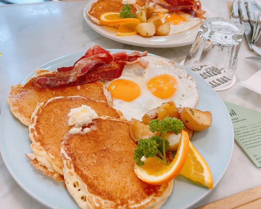 のインスタグラム：「・ ママ友と朝ごはん🥞✨ 最近毎日暑くて💦特に朝は元気が出ないけど。。朝からお友達と会えるとその日一日中やる気が出ますね💪 ・ ここのお店はシーズン毎に色々な国の朝ごはんを食べられるので、前から気になっていたの🤤 ・ 今月はブラジル🇧🇷だったけど 悩んだ末、今回はレギュラーメニューのアメリカ🇺🇸にしました！！もちもちパンケーキおしいかった💕 ・ ・  #worldbreakfastallday #銀座グルメ #銀座モーニング #世界の朝ごはん#赤ちゃん連れカフェ東京」
