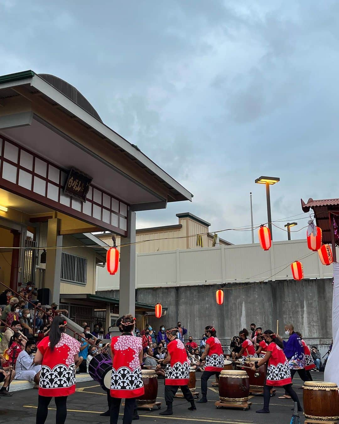 美城れんのインスタグラム：「23日はヒロの大正寺で盆ダンス ヒロ大正寺はダウンタウンの中にあり、大正寺太鼓が素敵です。 ヒロに住んで日系文化や歴史に、ますます興味が出てきてます。 昨日の盆ダンスも少し雨降りでしたが、涼しい夏の夜でした。 #ハワイ島ヒロ #Hilo Taishoji #盆ダンス」