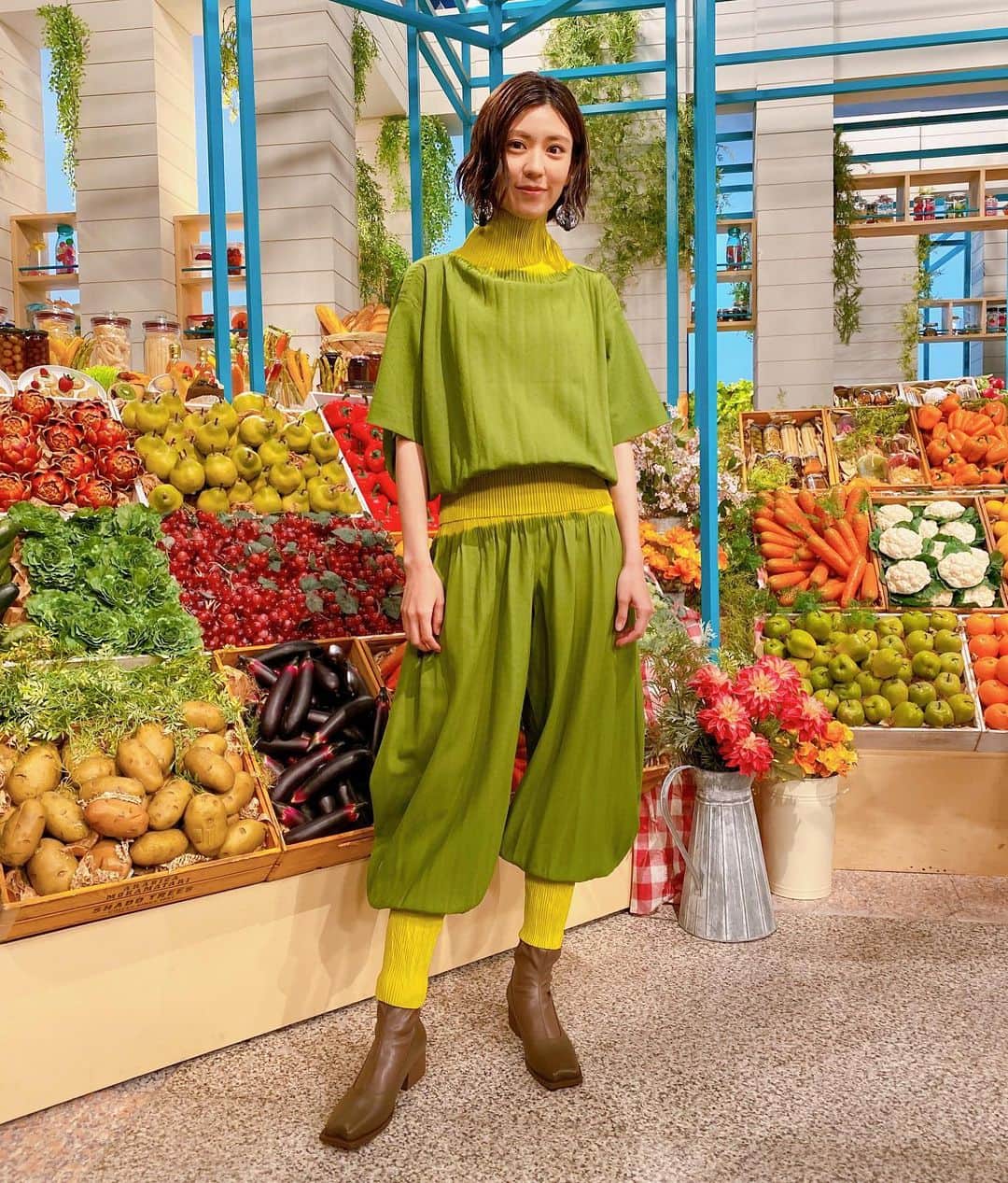 のインスタグラム：「うまいッ！衣装はこちらです。 タグ付けしております🏷  実はピアスの中に胡麻が入っています。 斬新なデザイン、ラブです❤️  番組の最後に話した、 おにぎりとお漬物の写真も添えて😌  暑い中、夏野菜をお漬物にして食べる。 理にかなっていますよね。 食べた瞬間体に染み渡り、 自然の中で生きていくということを ダイレクトに感じる経験でした🌞  生まれ育った東京も好きだけど、 自然と向き合う時間も本当に好きだなぁ🌿 と改めて感じるロケでした。  魚沼の皆様、ありがとうございました❗️😊 これからも応援しています😍」