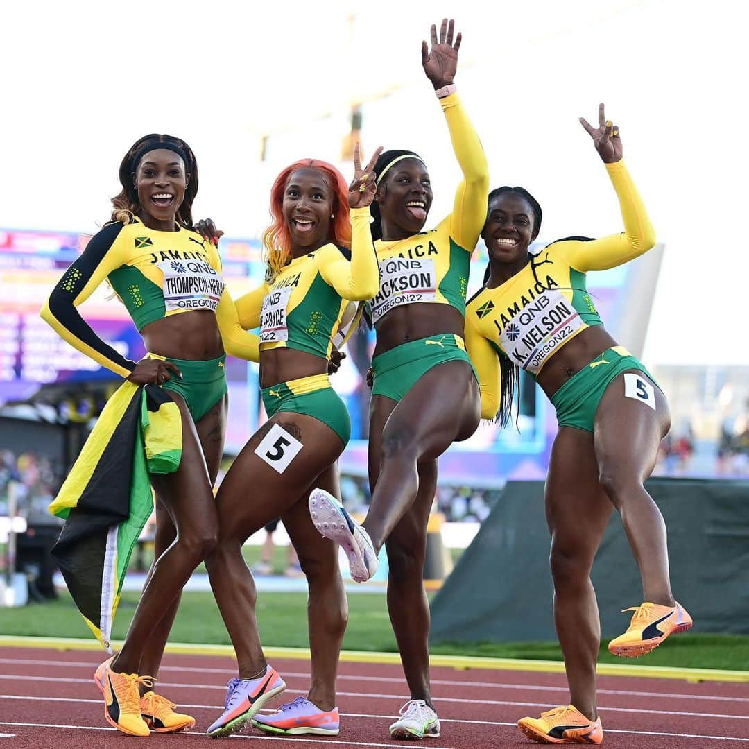 シェリー＝アン・フレーザー＝プライスのインスタグラム：「As a team, it’s never about any one person. Mishaps; we carry that burden as a team.   No medal is set just for us, it has to be earned. The relay is a team effort and we did our best to come away with a well earned silver medal.🥈  Thank you to the four ladies who got us in the finals. Although we weren’t able to defend the title, we can’t complain about the end result. ✨  #TeamJamaica🇯🇲   📸: Hannah Peters/ @worldathletics」