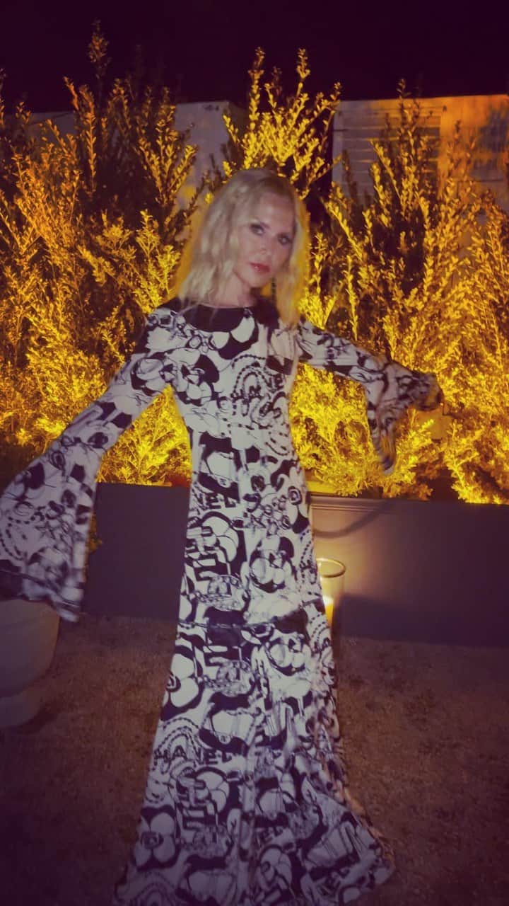 のインスタグラム：「The power of the perfect dress  to make you feel like your best you 🙏🏻 @chanelofficial 🤍🖤 #CHANELinEastHampton」