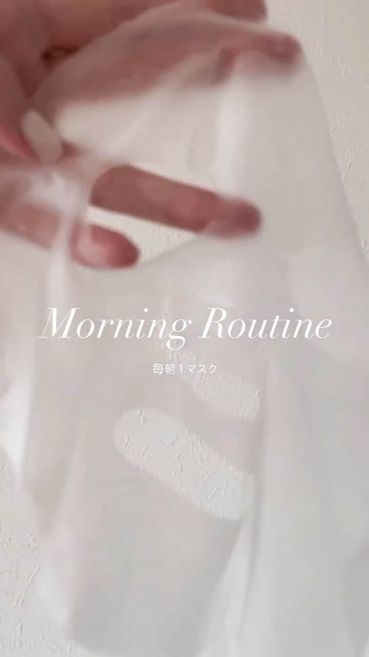 Michikoのインスタグラム：「______ Morning! ✔️  何度もご紹介してるルーティン。 毎朝のことなので、フィードにも残しておきます。  今も肌にのせながらキャプション作成中🤍　  アイテム詳細や使い方は、 ルームに載せているので割愛します。 . . #sheetmask  #morningroutine .」