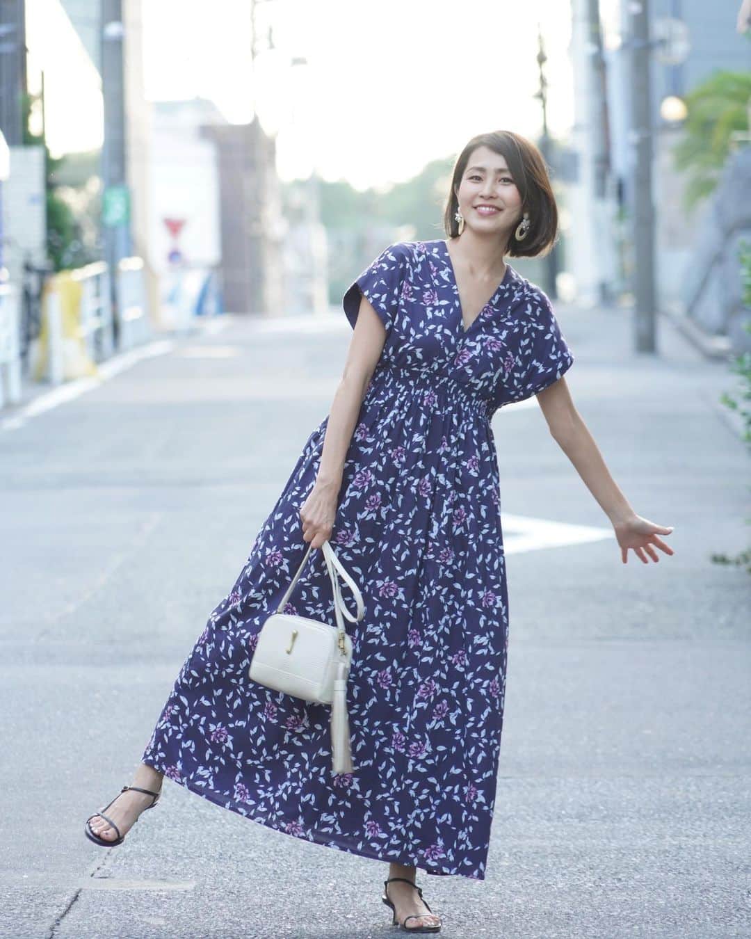 のインスタグラム：「おはよー  今週も心穏やかに楽しく過ごせるように、 脳をフル回転させて自分のやるべきことに 集中しまーす！😆  今日も暑そうなので お気をつけくださいませ☀️」