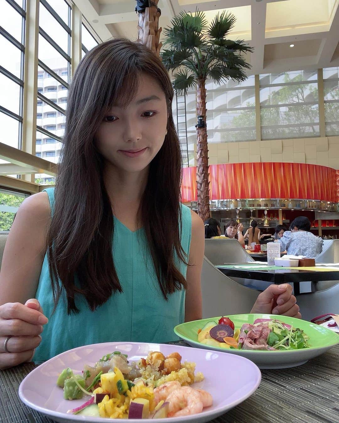 若井久美子さんのインスタグラム写真 - (若井久美子Instagram)「シェラトングランデ東京ベイでランチ🍽 とにかく種類が豊富で見ているだけでワクワクしました🥹 ハワイアンフェアが（8月31日まで）開催されていて、美味しいハワイアン料理がたくさん食べられました😇✨ 舞浜のホテルでは珍しくガーデンエリアに屋外プールがあって、とっても素敵でした💓いつか必ず来たいな☺️  #シェラトングランデ東京ベイ #東京女子部 @tokyo_joshibu #PR #舞浜 #舞浜ホテル」7月25日 7時13分 - wakai_kumiko