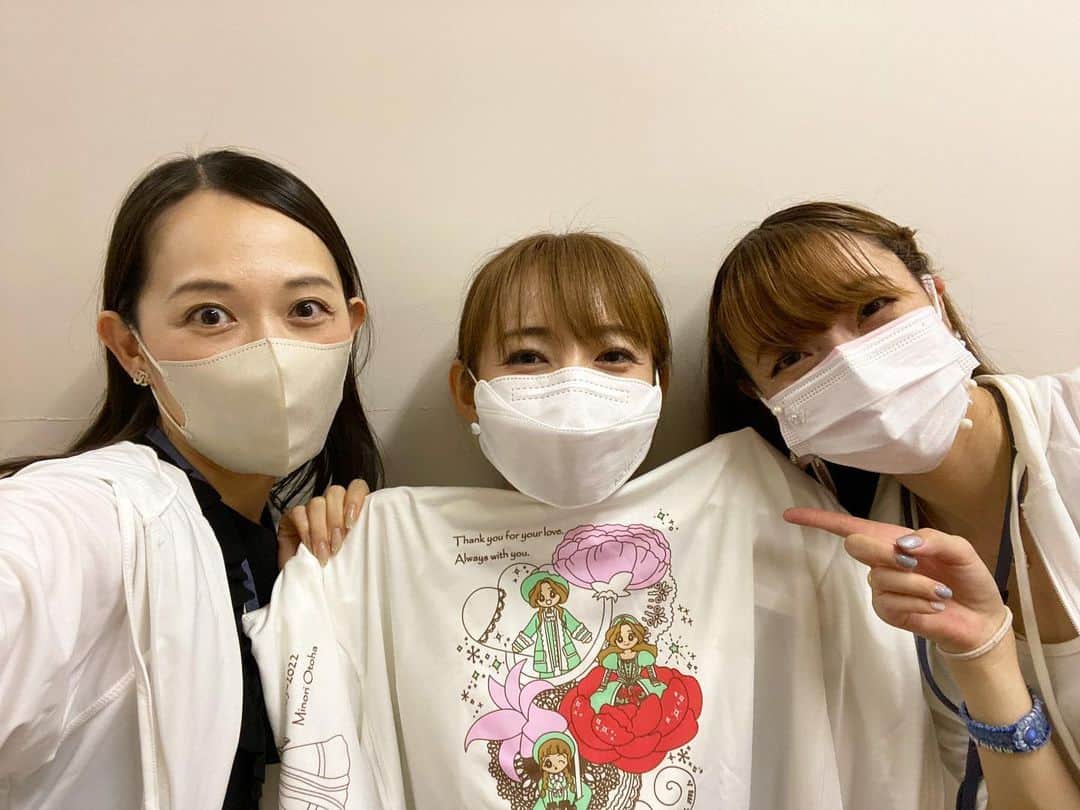 のインスタグラム：「昨日は、愛する同期2人の最後の1日を近くで見守らせていただきました✨  ちひろ⭐️（#天寿光希） ちひろは本当に何でもできて、1番委員も何度も経験していて、ずっと91期のリーダーでした✨迷惑も苦労も沢山かけてしまっていたな。ちひろとは音楽学校時代、校内発表会や文化祭で相手役をさせてもらった経験があり、その時からとてつもない包容力と貫禄と眼力で、安心感しかなかったことを覚えています😌  はるこ🌼（#音波みのり） はることは、音楽学校本科生の時に同室で、組は違いましたがずっと仲良くしてもらってました😊見た目通りのほわっとした娘役らしい雰囲気と、絶対にブレない芯の強さを持っていて✨本当にかすみ草のように男役さんを引き立てられる娘役の鏡でした🥺本当に美しかった…💗  今回は91期の何人かで一緒に観劇できる機会もあり幸せでした🥹 上級生になって組を引っ張る存在になった2人の舞台姿は圧巻で、同期として本当に誇らしかったです🥺✨  最後まで2人とも清々しい笑顔でした😌✨完走できて本当に良かった🥹  2人の新たな人生が、光り輝くものになりますように…⭐️ 本当に卒業おめでとう✨✨✨  #91期 #同期 #卒業公演」