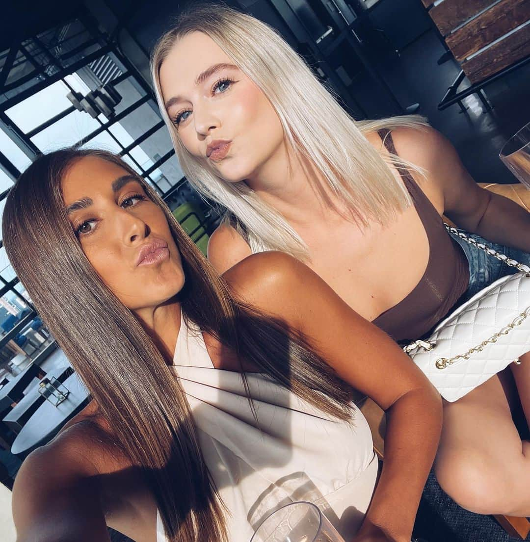 ライナ・ローソンのインスタグラム：「A beautiful tan Italian girl and a pale AF Scottish chick walk into the W….」