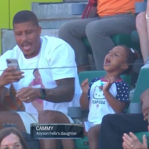 アリソン・フェリックスのインスタグラム：「Nothing like seeing my baby girl cheer for me! SHE has been my reason. She has given me courage and strength. No medal or performance in this world could ever compare. I’m proud of my accomplishments on the track, but I’m most thankful for what I’ve been able to contribute to off the track and that is because of this little girl and her generation.」