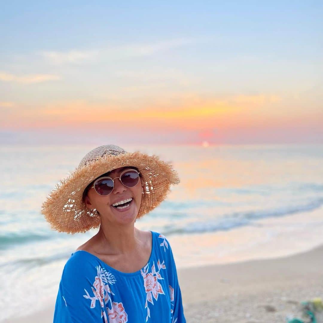のインスタグラム：「昨日のサンセット🌞  久しぶりにめちゃくちゃ綺麗なサンセット🌞しかも、最後はグリーンフラッシュ⚡️🟢 携帯では撮れなかったけど、太陽が水平線に沈む瞬間、パッとグリーンに光りました👏🙌🤙  沖縄で暮らしてると、ホントに大自然からのご褒美がたーくさん💛  Thank you for the wonderful natures 🌎🌞🌴🌈🐠🕊  #okinawa  #okinawalife  #beachlife  #sunset  #nature  #海のある生活  #自然に感謝」