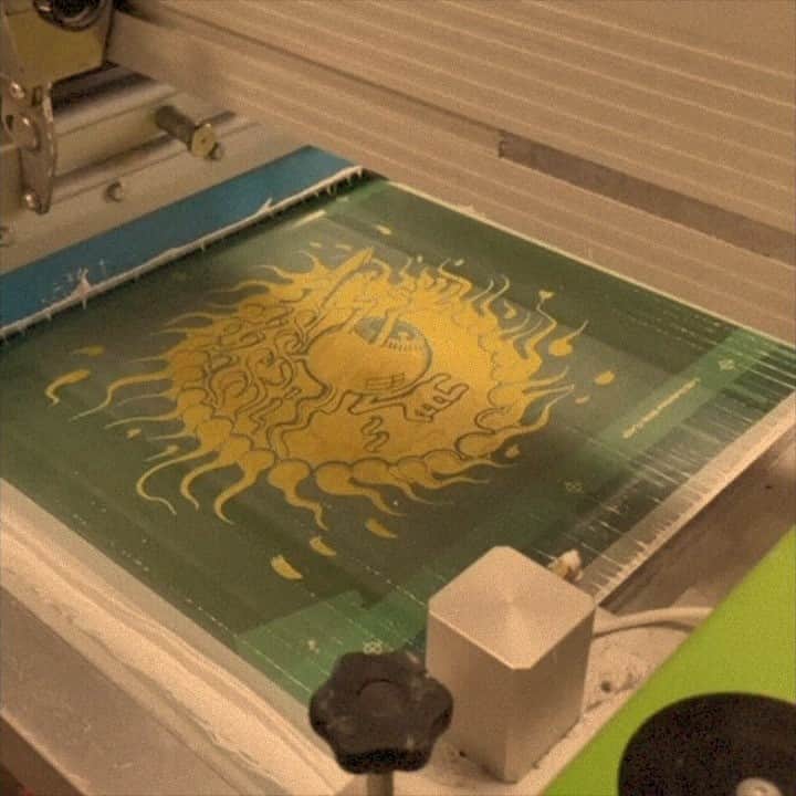 マリブシャツのインスタグラム：「The Rick Griffin Surfing Eyeball being printed! 👁🏄‍   #surfingeyeball #printing #malibushirts   Video Credits: @indesign_screenprinting  Music Credit: @anoraakmusic Editing Help: @takoda_moore」